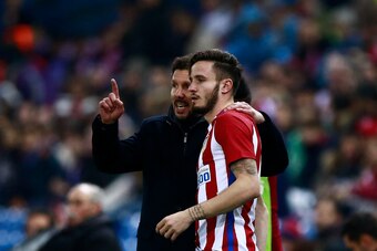 MADRID, SPAIN - DECEMBER 03: Coach Diego Pablo Simeone (L) of Atletico de Madrid gives instructions to his player Saul Niguez (R) during the La Liga match between Club Atletico de Madrid and RCD Espanyol at Vicente Calderon stadium on December 3, 2016 in 