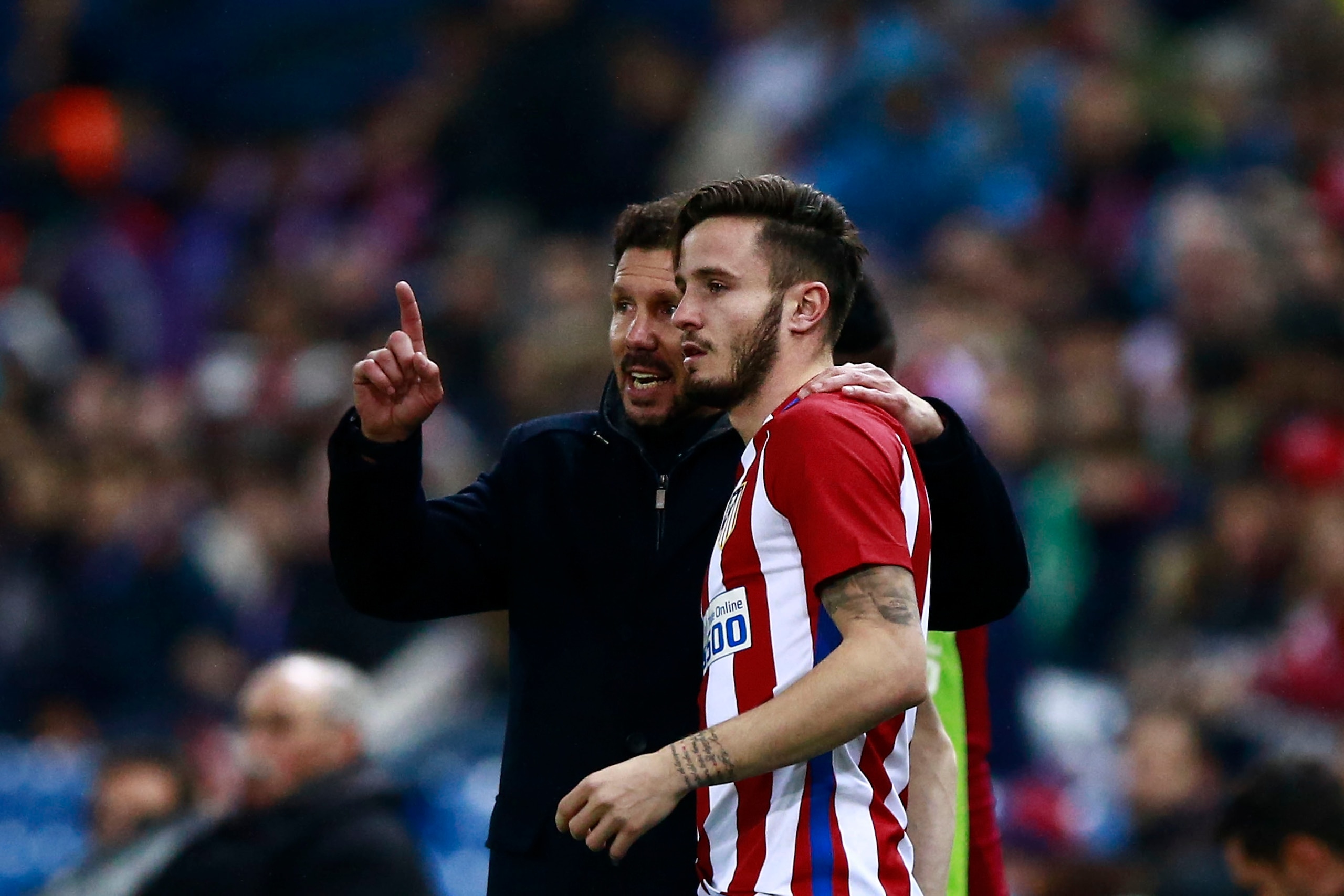 MADRID, SPAIN - DECEMBER 03: Coach Diego Pablo Simeone (L) of Atletico de Madrid gives instructions to his player Saul Niguez (R) during the La Liga match between Club Atletico de Madrid and RCD Espanyol at Vicente Calderon stadium on December 3, 2016 in 