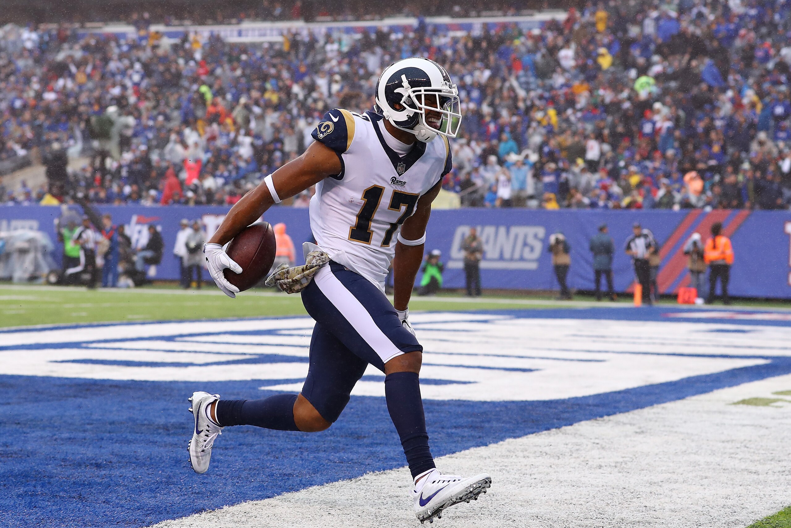 EAST RUTHERFORD, NJ - NOVEMBER 05: Robert Woods #17 of the Los Angeles Rams scores a touchdown against the New York Giants in the second quarter during their game at MetLife Stadium on November 5, 2017 in East Rutherford, New Jersey. (Photo by Al Bello/ EAST RUTHERFORD, NJ - NOVEMBER 05: Robert Woods #17 of the Los Angeles Rams scores a touchdown against the New York Giants in the second quarter during their game at MetLife Stadium on November 5, 2017 in East Rutherford, New Jersey. (Photo by Al Bello/