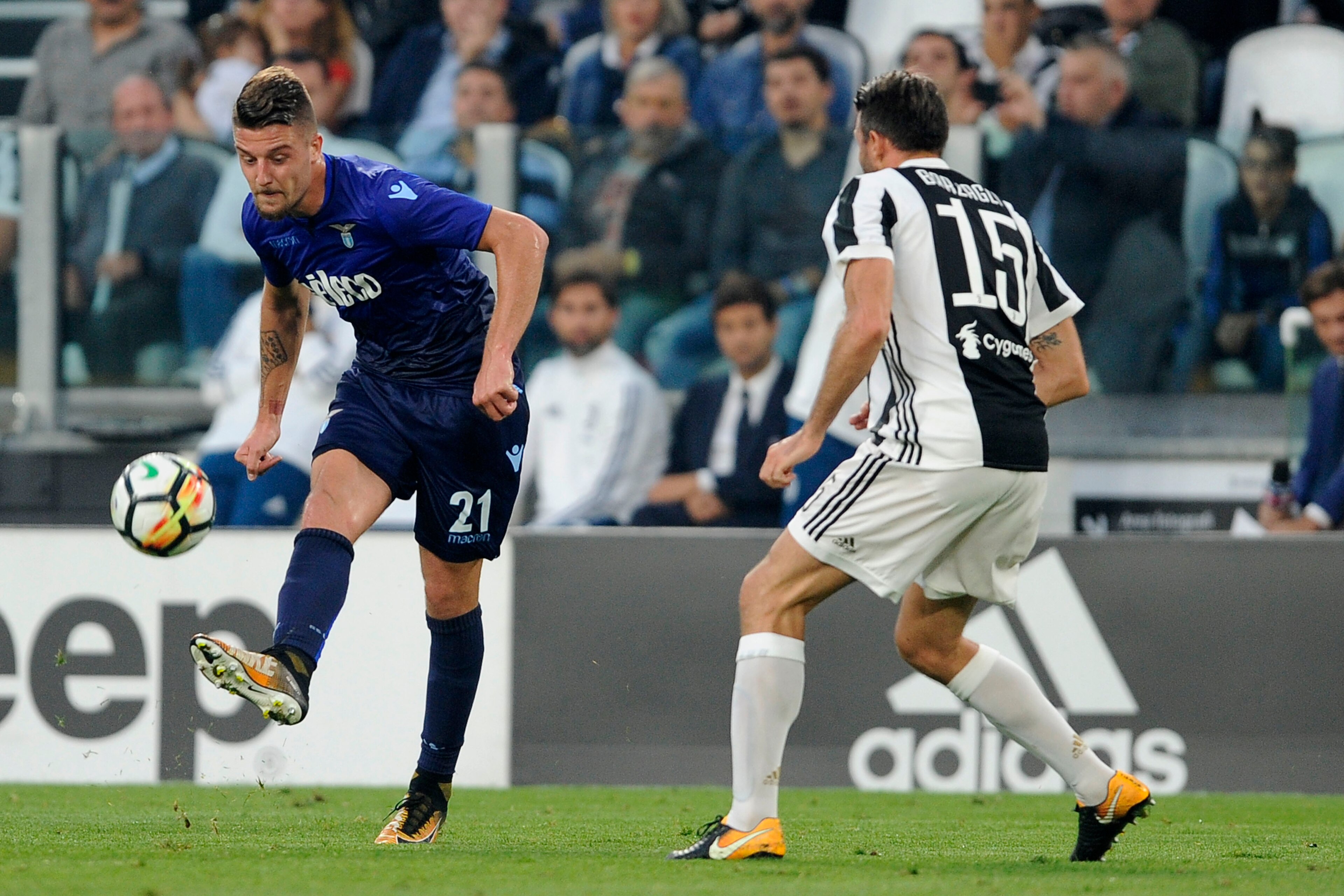 TURIN, TORIN - OCTOBER 14:  Sergej Milinkovic Savic of SS Lazio compete for the ball with Andrea Barzagli of Juventus during the Serie A match between Juventus and SS Lazio on October 14, 2017 in Turin, Italy.  (Photo by Marco Rosi/Getty Images)