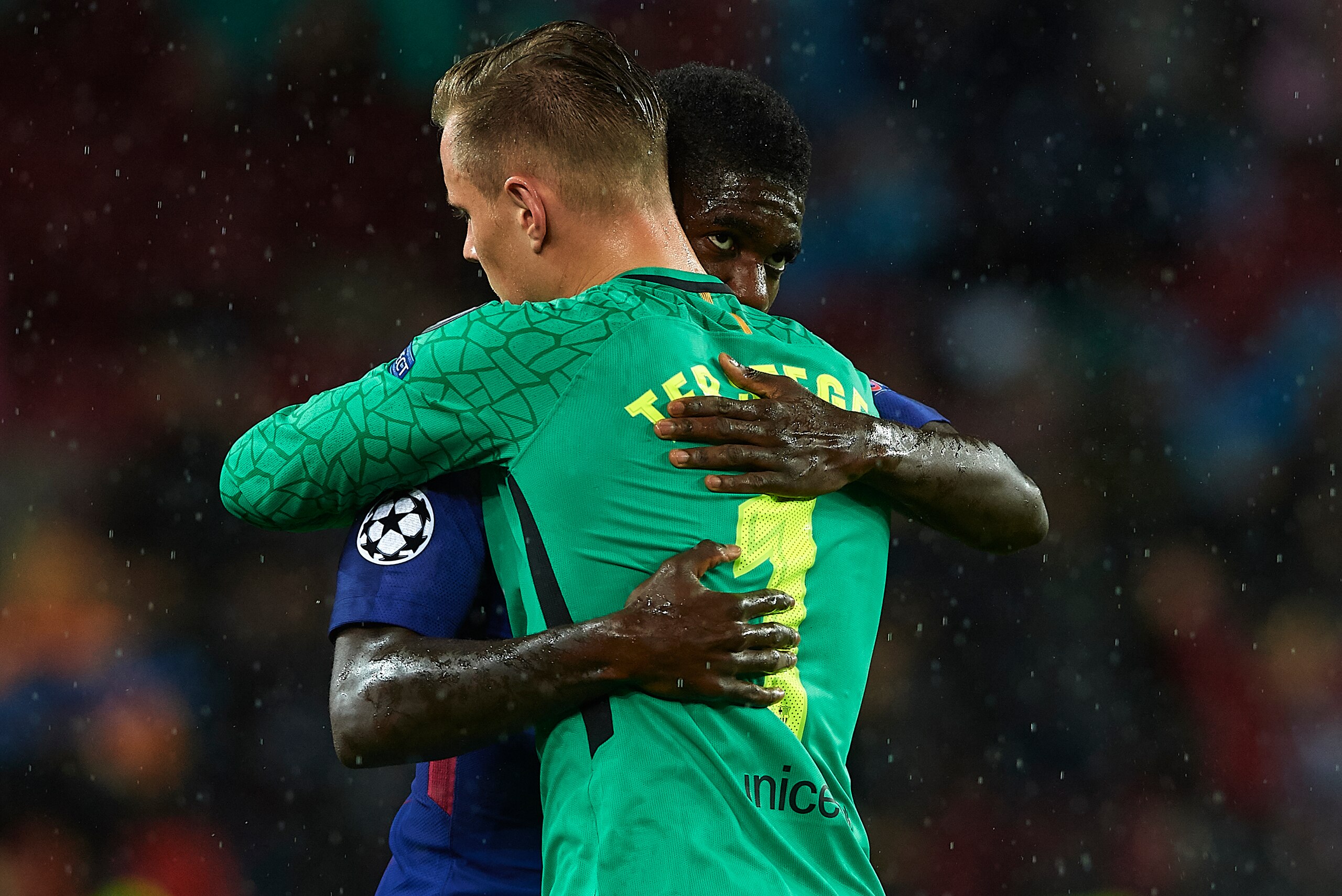 BARCELONA, SPAIN - OCTOBER 18:  Samuel Umtiti of Barcelona and Ter Stegen of Barcelona embrace prior to the UEFA Champions League group D match between FC Barcelona and Olympiakos Piraeus at Camp Nou on October 18, 2017 in Barcelona, Spain.  (Photo by Man