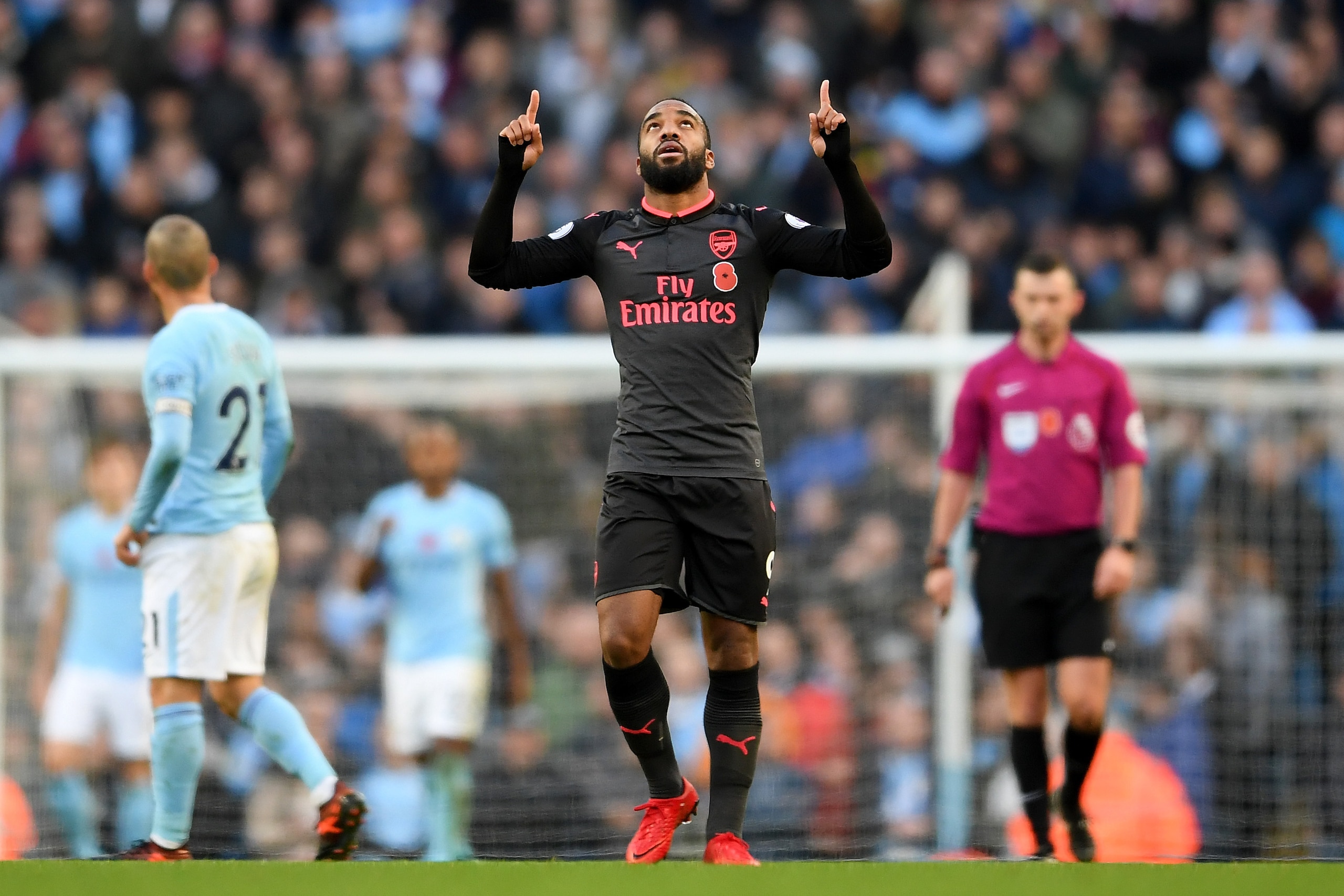 MANCHESTER, ENGLAND - NOVEMBER 05: Alexandre Lacazette of Arsenal celebrates scoring his sides first goal during the Premier League match between Manchester City and Arsenal at Etihad Stadium on November 5, 2017 in Manchester, England.  (Photo by Laurence
