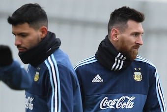 Argentina's Lionel Messi (R) and Sergio Aguero take part in a training session in Moscow on November 7, 2017.
The team will face Russia in friendly match on November 11 and Nigeria on November 14. / AFP PHOTO / Kirill KUDRYAVTSEV        (Photo credit shou