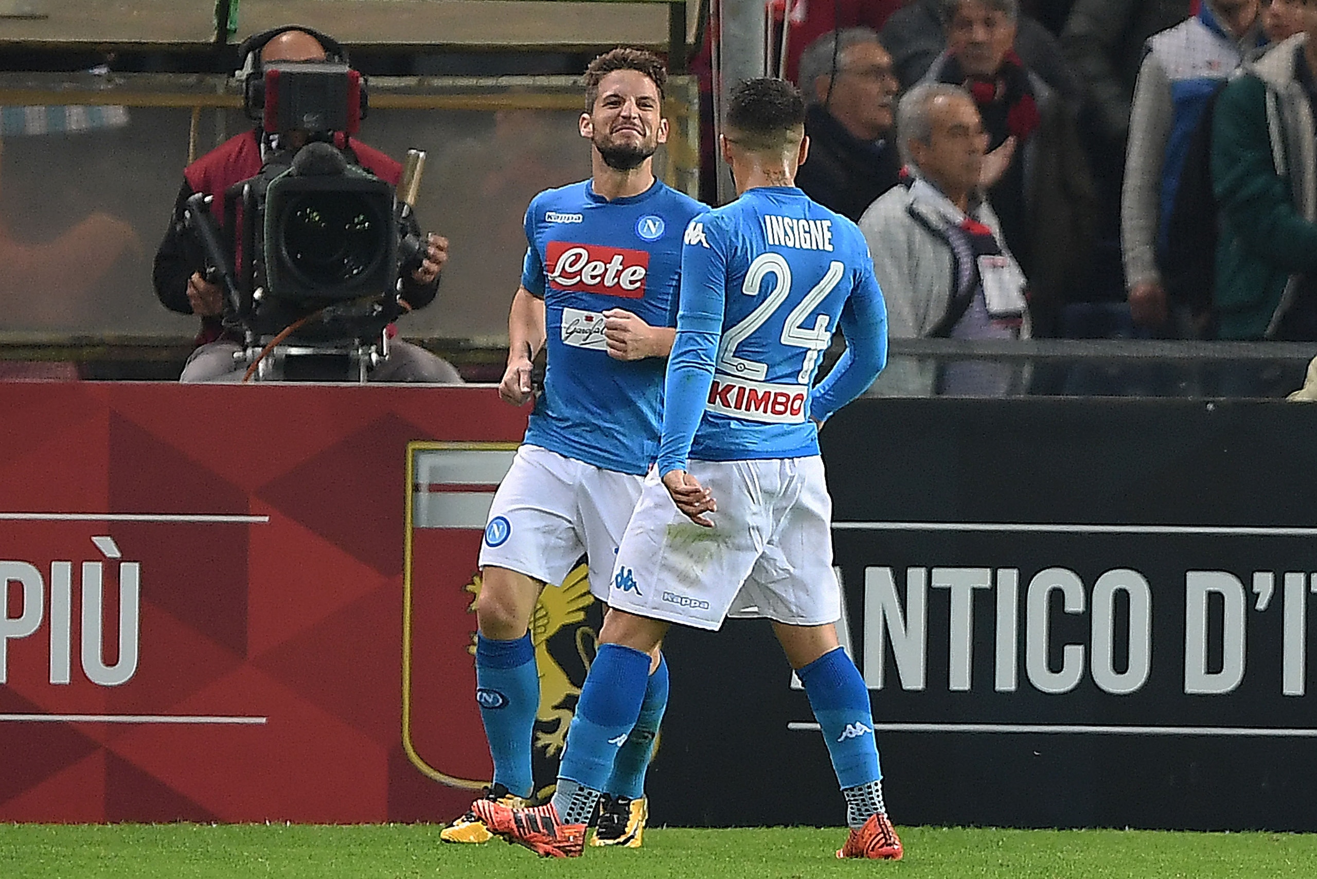 GENOA, ITALY - OCTOBER 25:  Lorenzo Insigne and Dries Mertens of SSC Napoli celebrate the 2-1 goal scored by Dries Mertens during the Serie A match between Genoa CFC and SSC Napoli at Stadio Luigi Ferraris on October 25, 2017 in Genoa, Italy.  (Photo by F