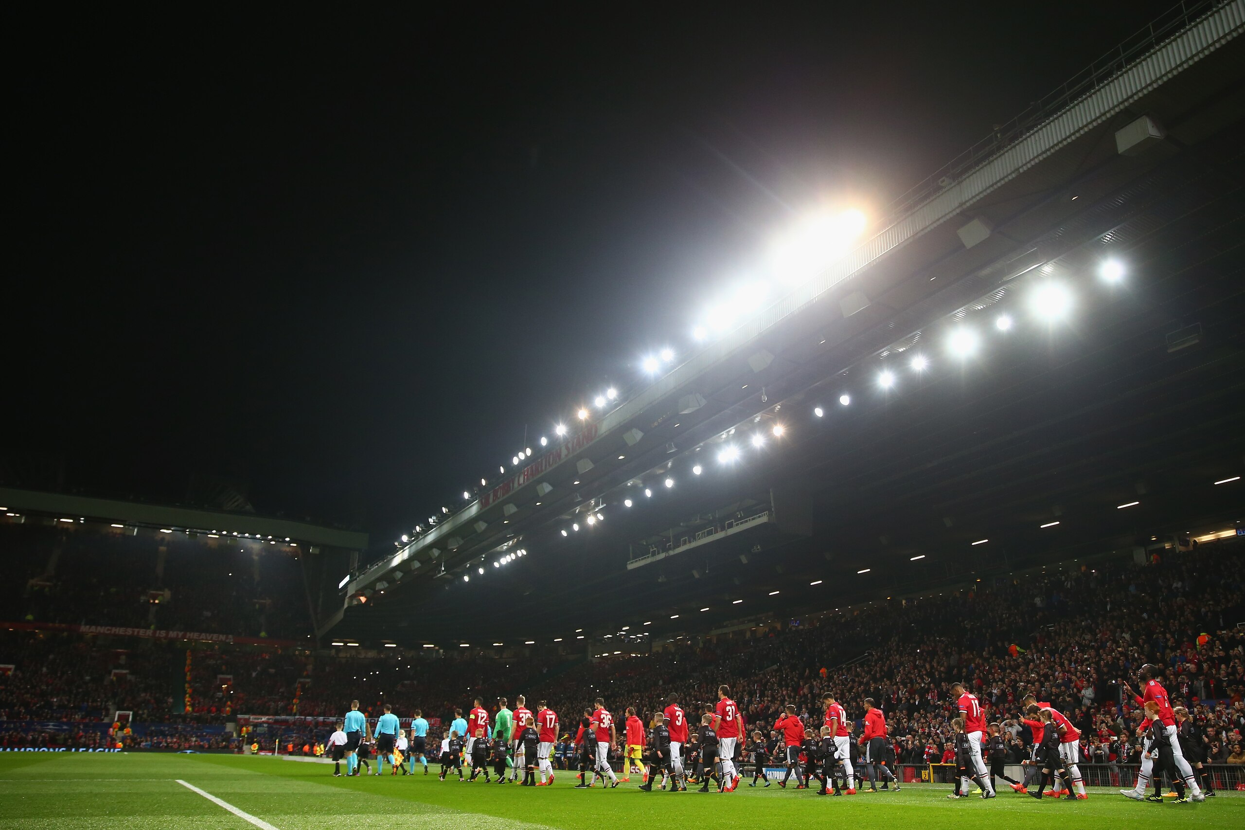 MANCHESTER, ENGLAND - OCTOBER 31: The players of Manchester United and Benfica walk onto the pitch ahead of the UEFA Champions League group A match between Manchester United and SL Benfica at Old Trafford on October 31, 2017 in Manchester, United Kingdom.