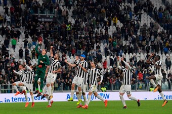 Juventus' players celebrate after winning 2-1 the Italian Serie A football match Juventus vs Benevento at the Juventus stadium in Turin on November 5, 2017. / AFP PHOTO / MIGUEL MEDINA        (Photo credit should read MIGUEL MEDINA/AFP/Getty Images)