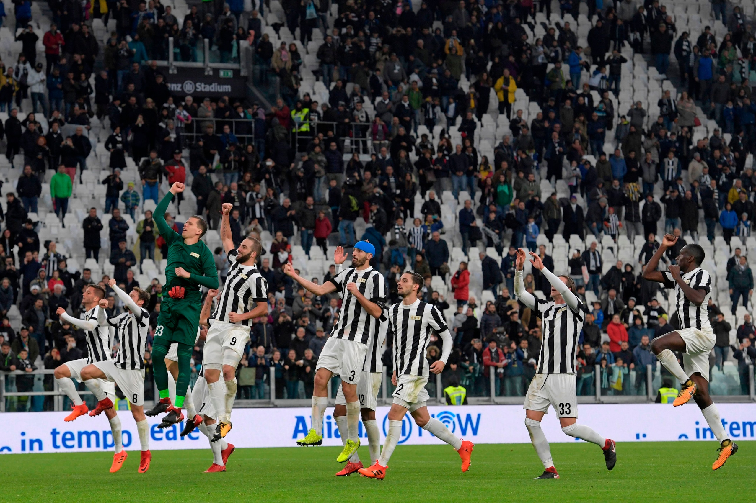 Juventus' players celebrate after winning 2-1 the Italian Serie A football match Juventus vs Benevento at the Juventus stadium in Turin on November 5, 2017. / AFP PHOTO / MIGUEL MEDINA        (Photo credit should read MIGUEL MEDINA/AFP/Getty Images)