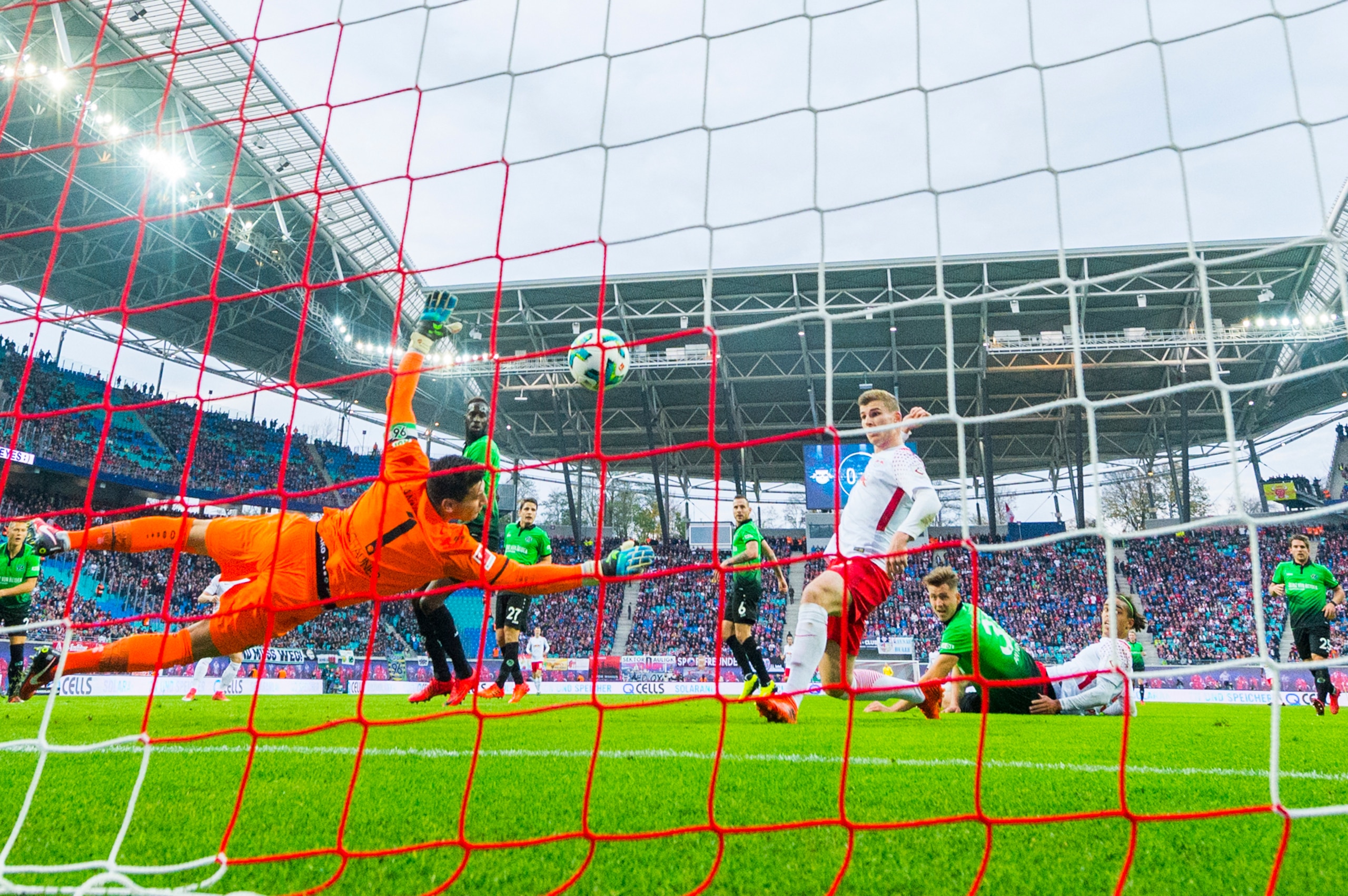TOPSHOT - Leipzig´s forward Timo Werner (C) scores an offside goal during the German first division Bundesliga football match between RB Leipzig and Hannover 96 in Leipzig, eastern Germany on November 3, 2017.  / AFP PHOTO / ROBERT MICHAEL / RESTRICTIONS: