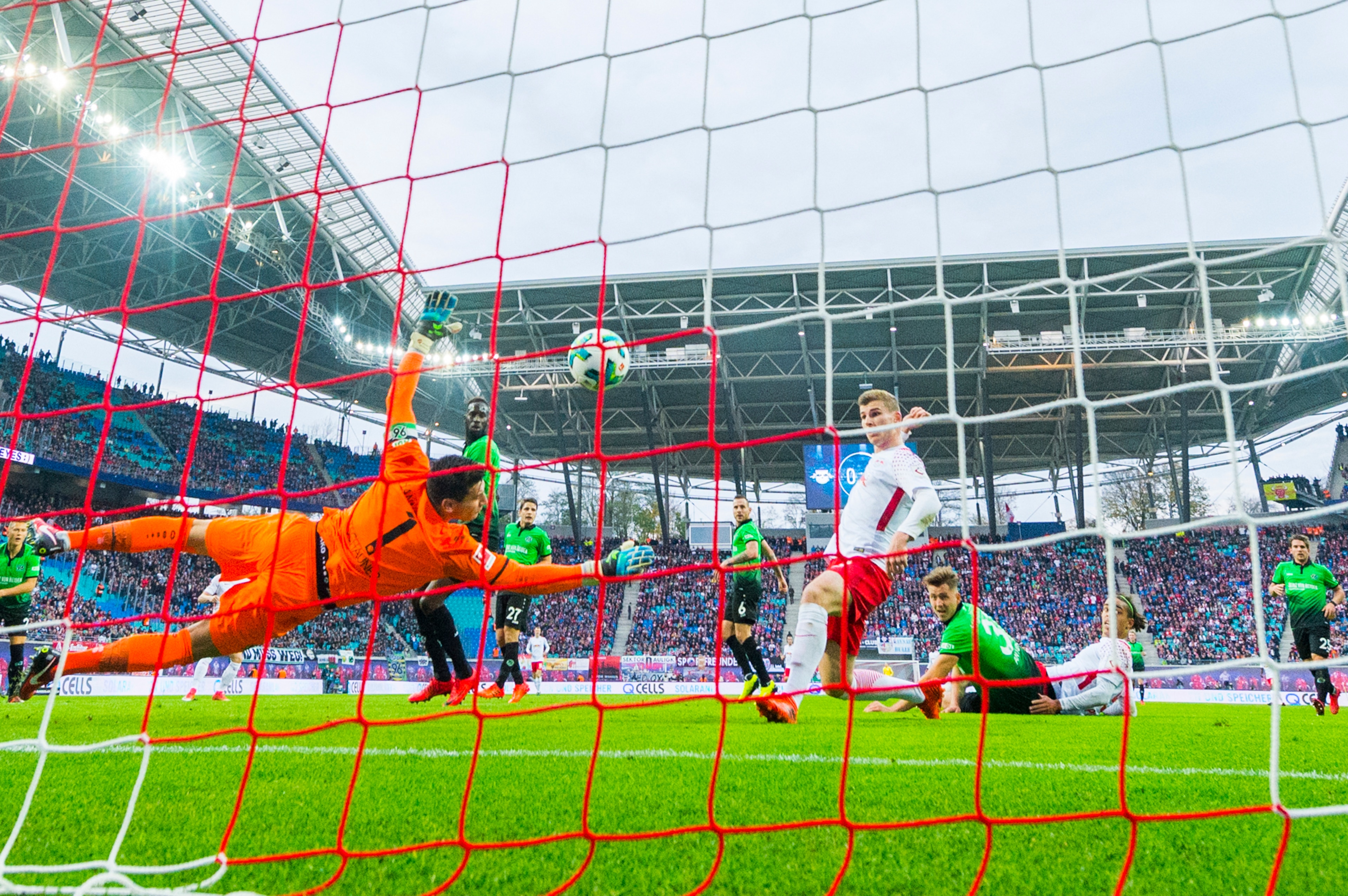 TOPSHOT - Leipzig´s forward Timo Werner (C) scores an offside goal during the German first division Bundesliga football match between RB Leipzig and Hannover 96 in Leipzig, eastern Germany on November 3, 2017.  / AFP PHOTO / ROBERT MICHAEL / RESTRICTIONS:
