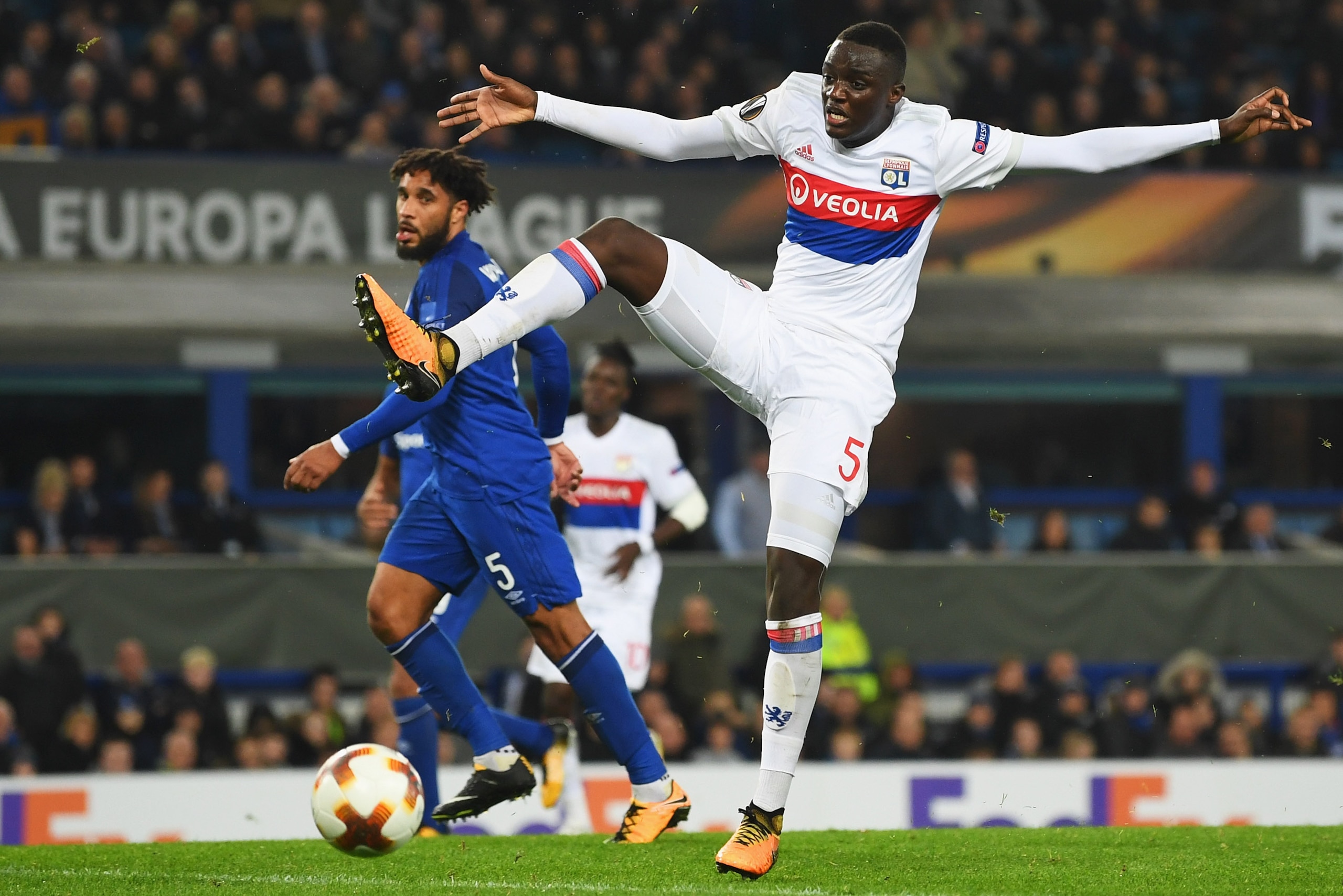 LIVERPOOL, ENGLAND - OCTOBER 19:  Mouctar Diakhaby of Lyon stretches for the ball ahead of Ashley Williams of Everton during the UEFA Europa League Group E match between Everton FC and Olympique Lyon at Goodison Park on October 19, 2017 in Liverpool, Unit
