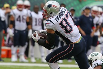 EAST RUTHERFORD, NJ - OCTOBER 15: Tight End Rob Gronkowski #87 of the New England Patriots scores a touchdown against the New York Jets during their game at MetLife Stadium on October 15, 2017 in East Rutherford, New Jersey. (Photo by Al Pereira/Getty Ima