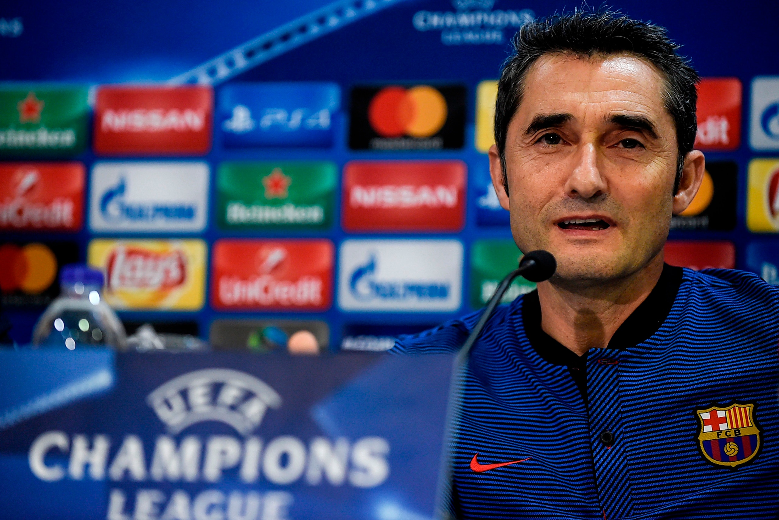 FC Barcelona's Spanish head-coach Ernesto Valverde reacts as he speaks during a press conference on October 30, 2017 at the Karaiskaki stadium, in Athens, on the eve of the UEFA Champions League Group D football match between Olympiacos and FC Barcelona. FC Barcelona's Spanish head-coach Ernesto Valverde reacts as he speaks during a press conference on October 30, 2017 at the Karaiskaki stadium, in Athens, on the eve of the UEFA Champions League Group D football match between Olympiacos and FC Barcelona.