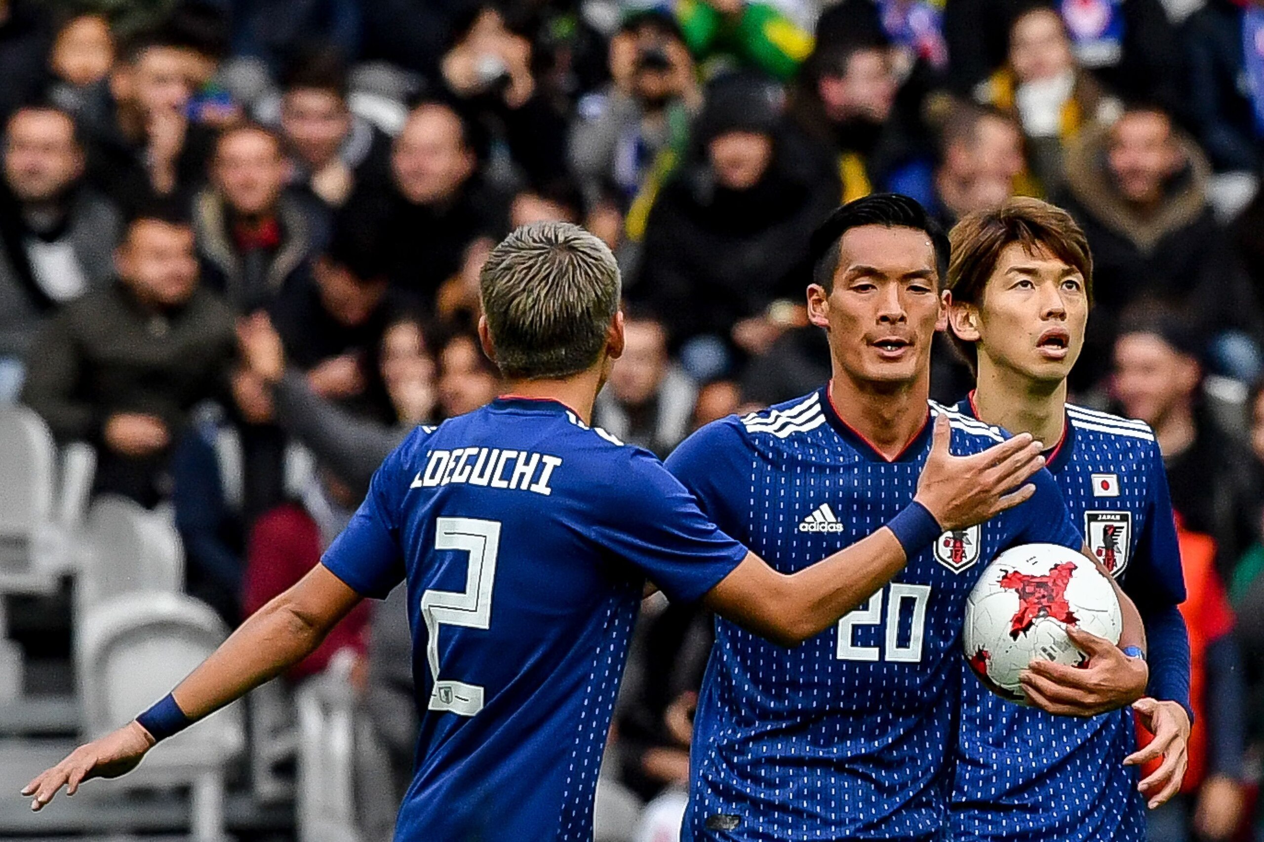 Japan's defender Makino Tomoaki (C) celebrates with teammates after scoring a goal during the friendly football match between Japan and Brazil on November 10, 2017 at the Pierre Mauroy Stadium in Villeneuve d'Ascq, northern France.  / AFP PHOTO / PHILIPPE