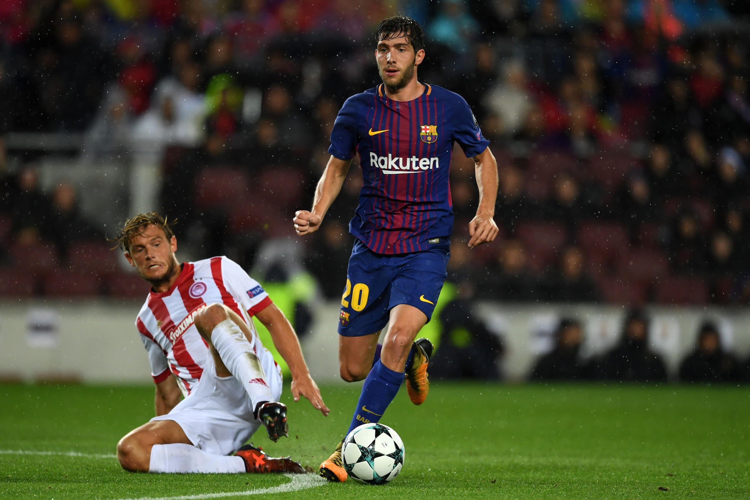 BARCELONA, SPAIN - OCTOBER 18: Sergi Roberto of Barcelona in action during the UEFA Champions League group D match between FC Barcelona and Olympiakos Piraeus at Camp Nou on October 18, 2017 in Barcelona, Spain. (Photo by Etsuo Hara/Getty Images)