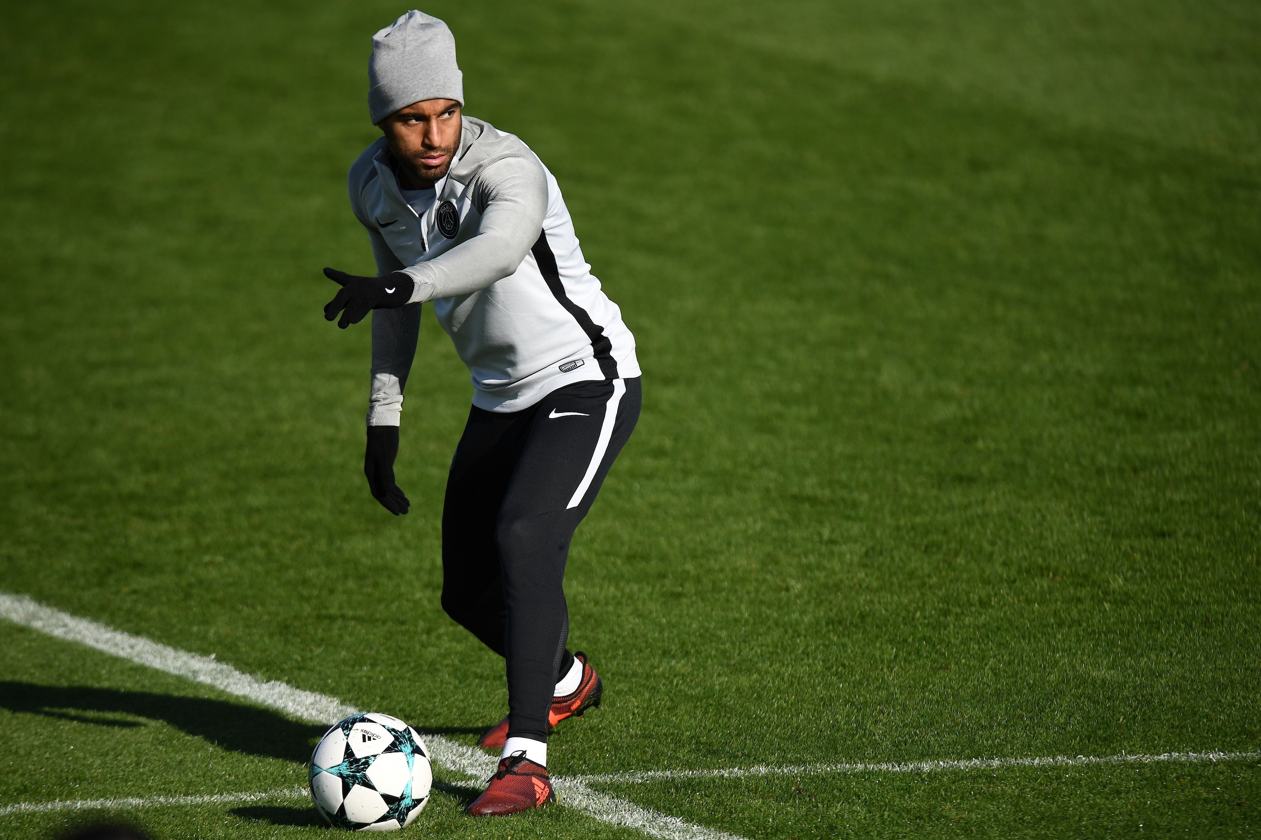 Paris Saint-Germain's Brazilian midfielder Lucas Moura looks on during a training session at Saint-Germain-en-Laye, western Paris on October 30, 2017, on the eve of the UEFA Champions League football match against Anderlecht.   / AFP PHOTO / FRANCK FIFE  