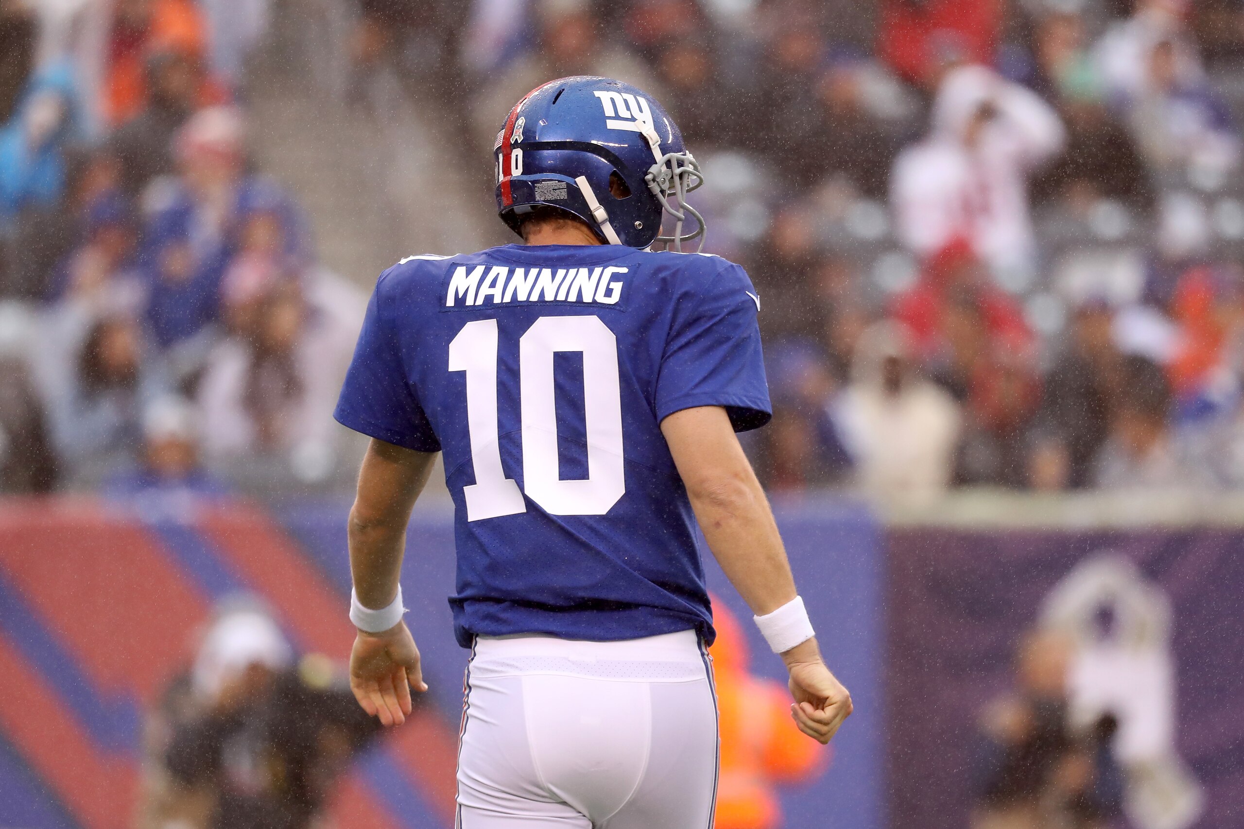 EAST RUTHERFORD, NJ - NOVEMBER 5: Quarterback Eli Manning #10 of the New York Giants walks off the field after throwing an interception against the Los Angeles Rams at MetLife Stadium on November 5, 2017 in East Rutherford, New Jersey. (Photo by Rob Carr/
