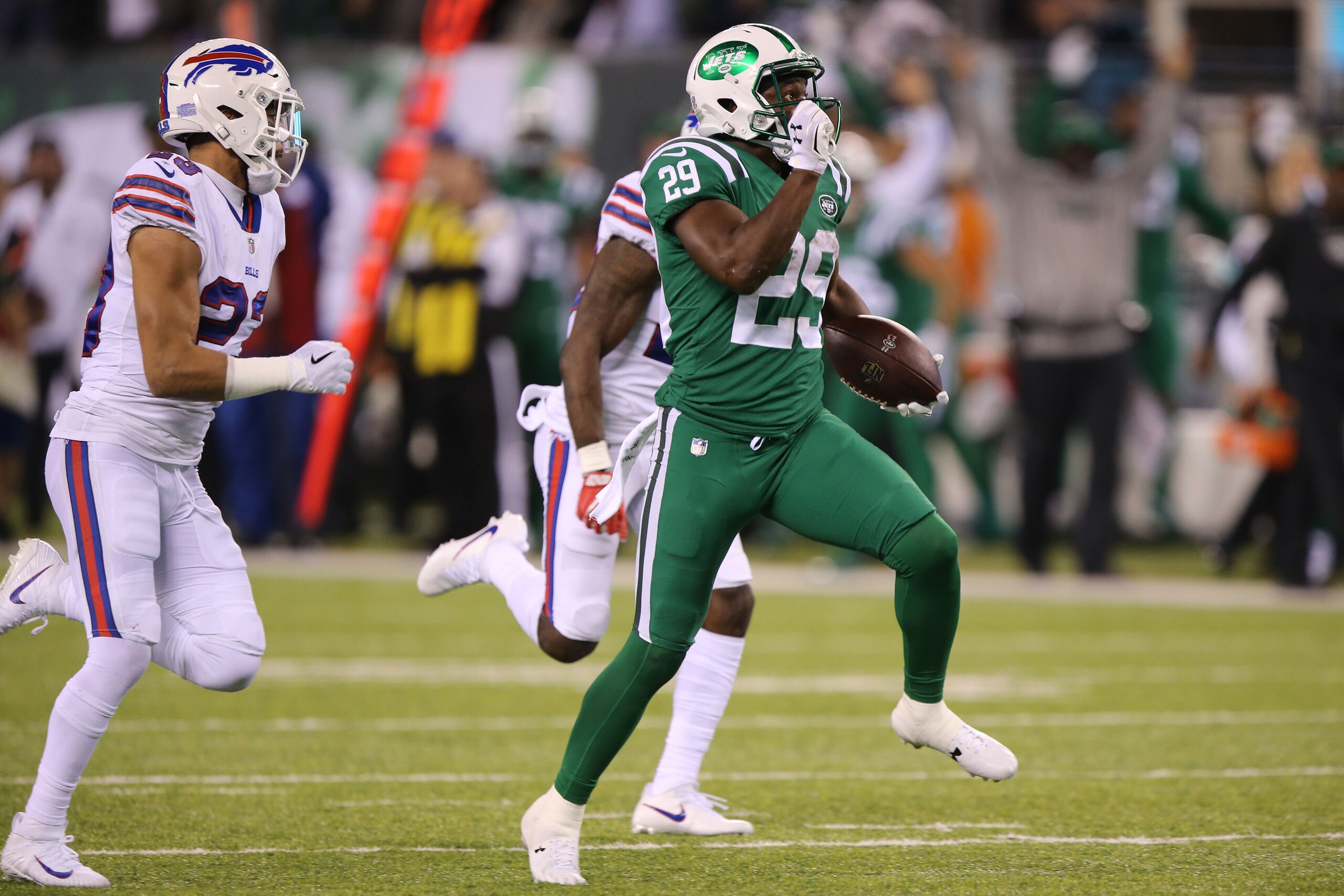 EAST RUTHERFORD, NJ - NOVEMBER 02: Running Back Bilal Powell #29 of the New York Jets has a long gain against the Buffalo Bills at MetLife Stadium on November 2, 2017 in East Rutherford, New Jersey. (Photo by Al Pereira/Getty Images)
