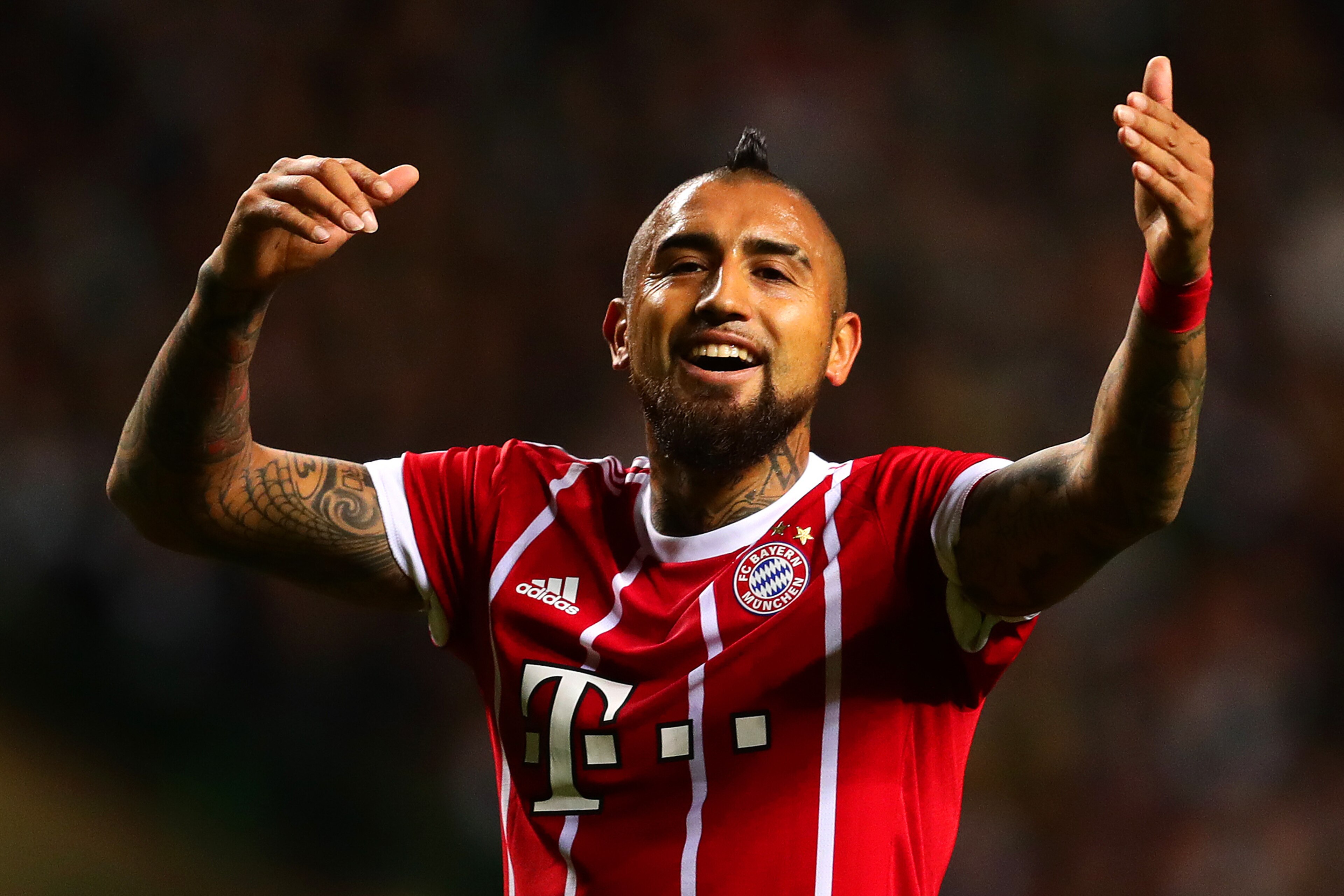 GLASGOW, SCOTLAND - OCTOBER 31: Arturo Vidal of Bayern Muenchen gestures during the UEFA Champions League group B match between Celtic FC and Bayern Muenchen at Celtic Park on October 31, 2017 in Glasgow, United Kingdom. (Photo by Chris Brunskill Ltd/Gett