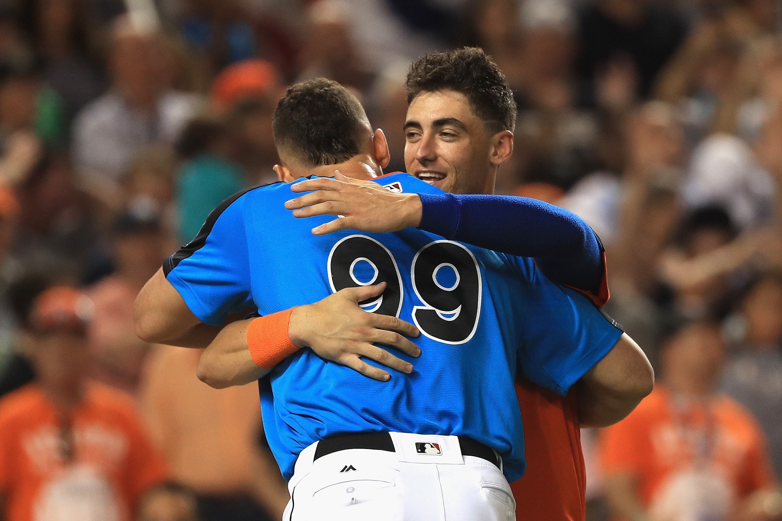 MIAMI, FL - JULY 10:  Aaron Judge #99 of the New York Yankees hugs Cody Bellinger #35 of the Los Angeles Dodgers and the National League during the T-Mobile Home Run Derby at Marlins Park on July 10, 2017 in Miami, Florida.  (Photo by Mike Ehrmann/Getty I