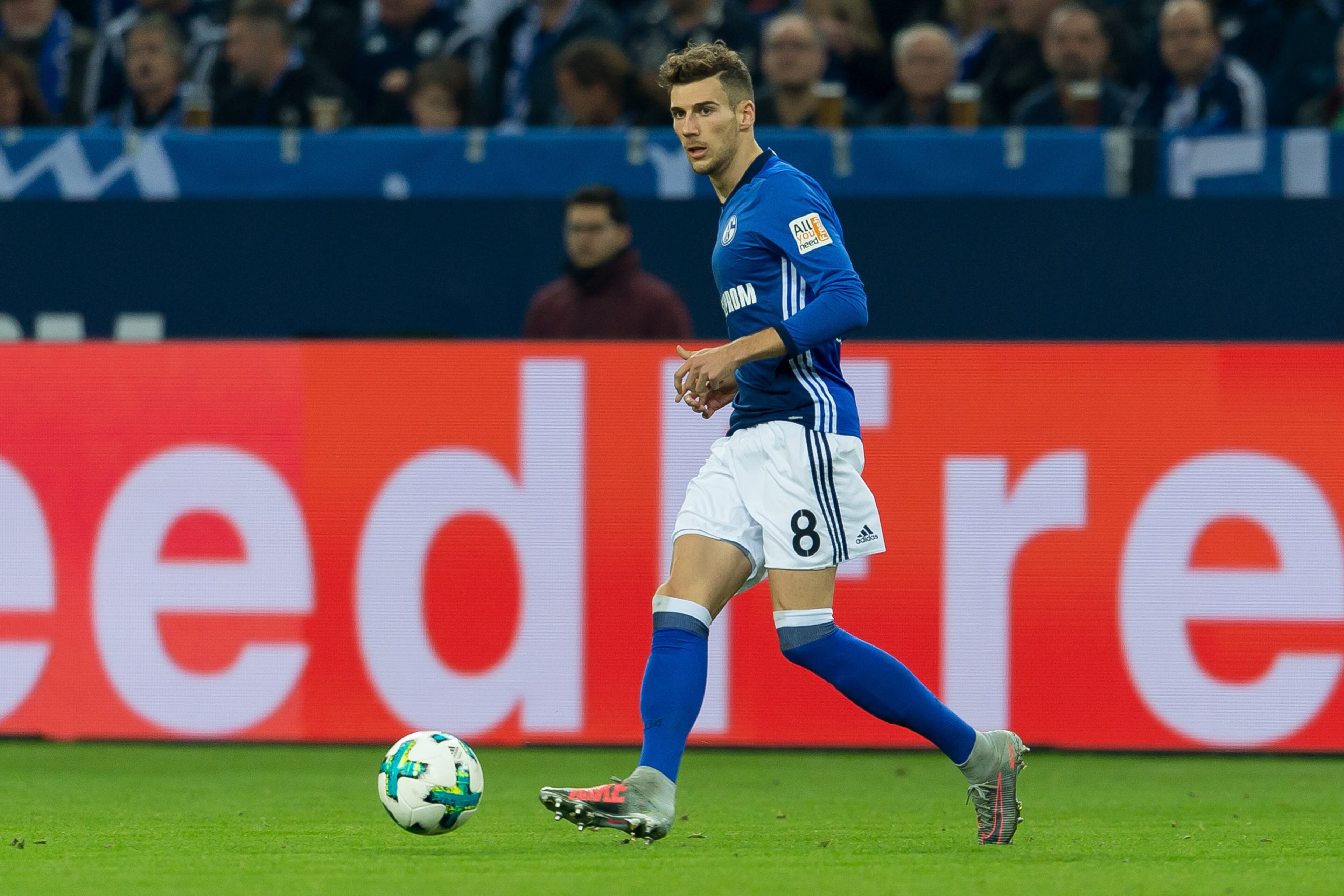 GELSENKIRCHEN, GERMANY - OCTOBER 20: Leon Goretzka of Schalke controls the ball during the Bundesliga match between FC Schalke 04 and 1. FSV Mainz 05 at Veltins-Arena on October 20, 2017 in Gelsenkirchen, Germany. (Photo by TF-Images/TF-Images via Getty I