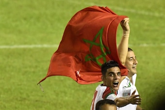 Morocco's team players celebrate at the Felix Houphouet-Boigny stadium in Abidjan on November 11, 2017, at the end of the FIFA World Cup 2018 Africa Group C qualifying football match between Ivory Coast and Morocco.  / AFP PHOTO / ISSOUF SANOGO        (Ph