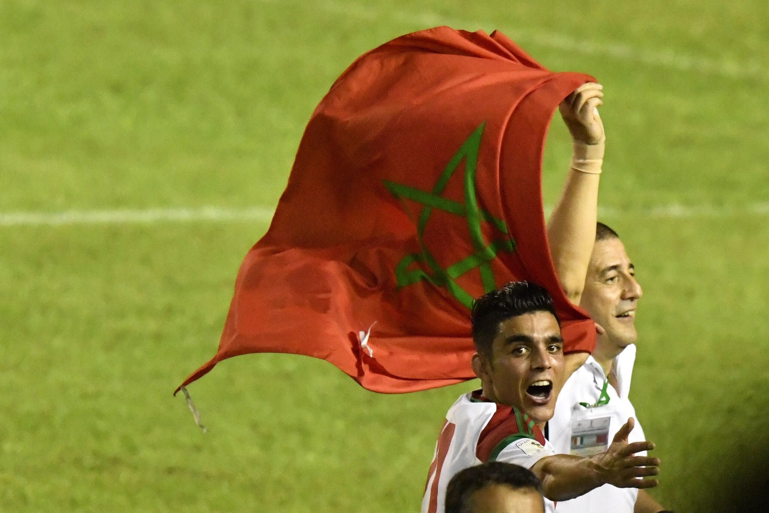 Morocco's team players celebrate at the Felix Houphouet-Boigny stadium in Abidjan on November 11, 2017, at the end of the FIFA World Cup 2018 Africa Group C qualifying football match between Ivory Coast and Morocco.  / AFP PHOTO / ISSOUF SANOGO        (Ph
