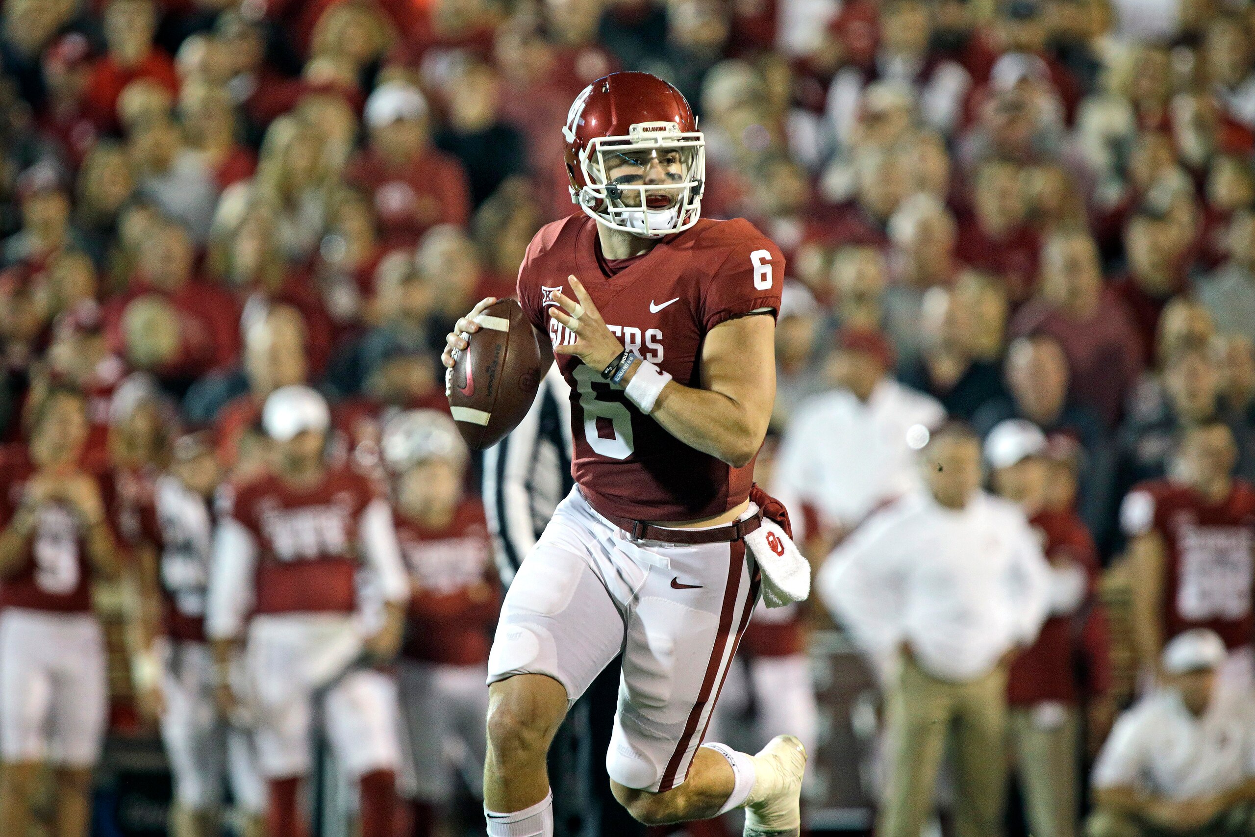 NORMAN, OK - NOVEMBER 11: Quarterback Baker Mayfield #6 of the Oklahoma Sooners looks to throw against the TCU Horned Frogs at Gaylord Family Oklahoma Memorial Stadium on November 11, 2017 in Norman, Oklahoma. Oklahoma defeated TCU 38-20. (Photo by Brett 