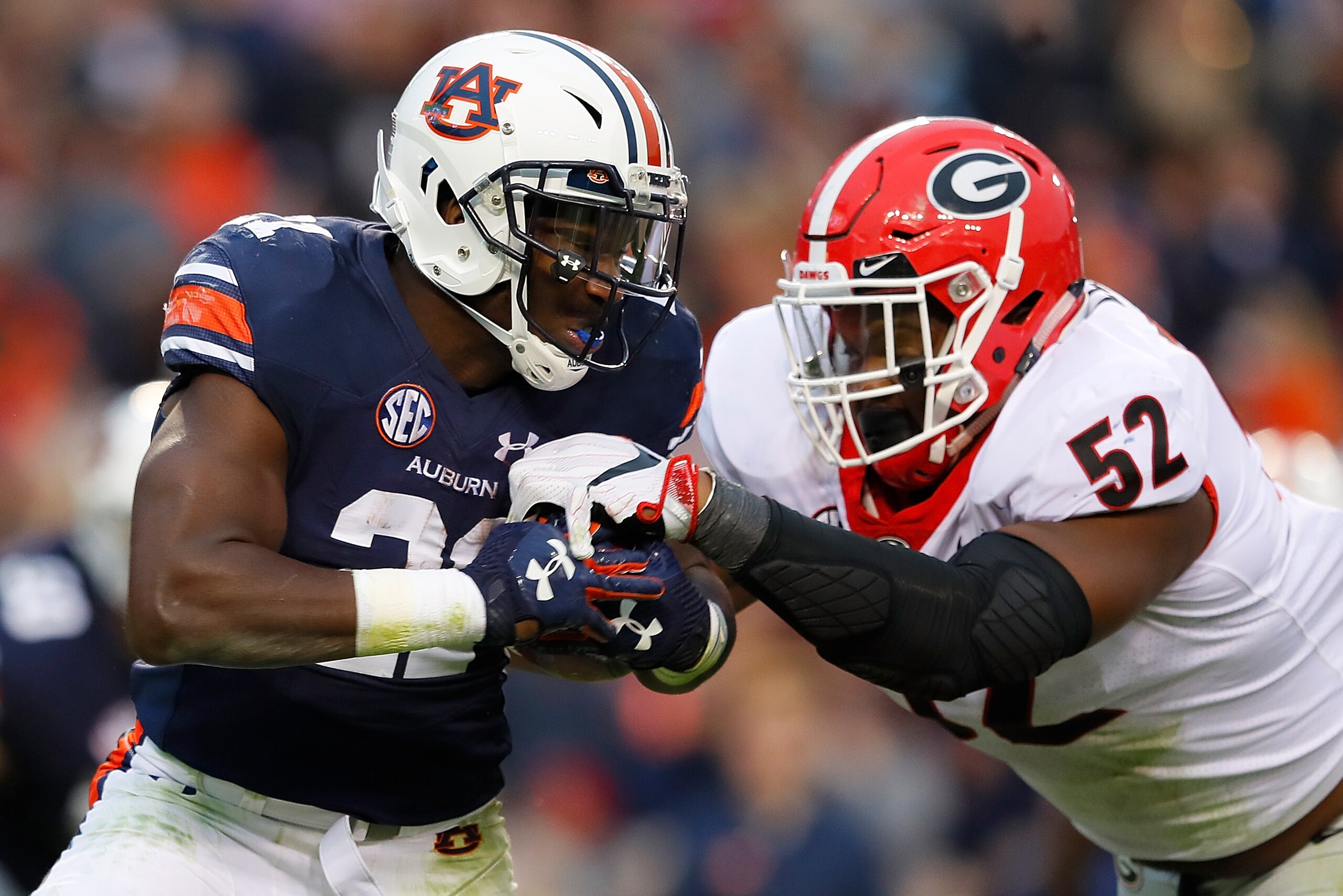 AUBURN, AL - NOVEMBER 11:  Kerryon Johnson #21 of the Auburn Tigers rushes against Tyler Clark #52 of the Georgia Bulldogs at Jordan Hare Stadium on November 11, 2017 in Auburn, Alabama.  (Photo by Kevin C. Cox/Getty Images)
