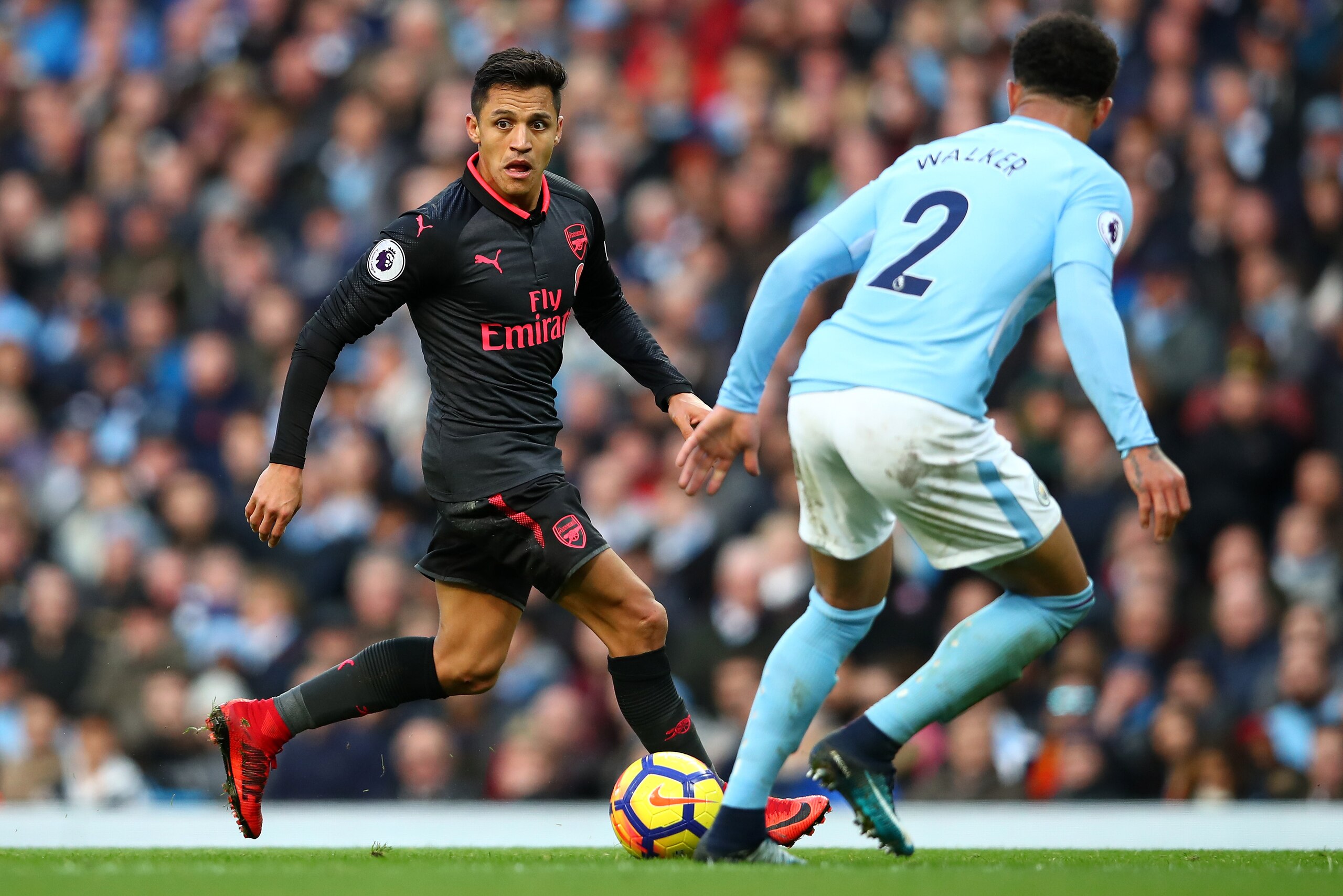 MANCHESTER, ENGLAND - NOVEMBER 05: Alexis Sanchez of Arsenal in action during the Premier League match between Manchester City and Arsenal at Etihad Stadium on November 5, 2017 in Manchester, England.  (Photo by Clive Brunskill/Getty Images)