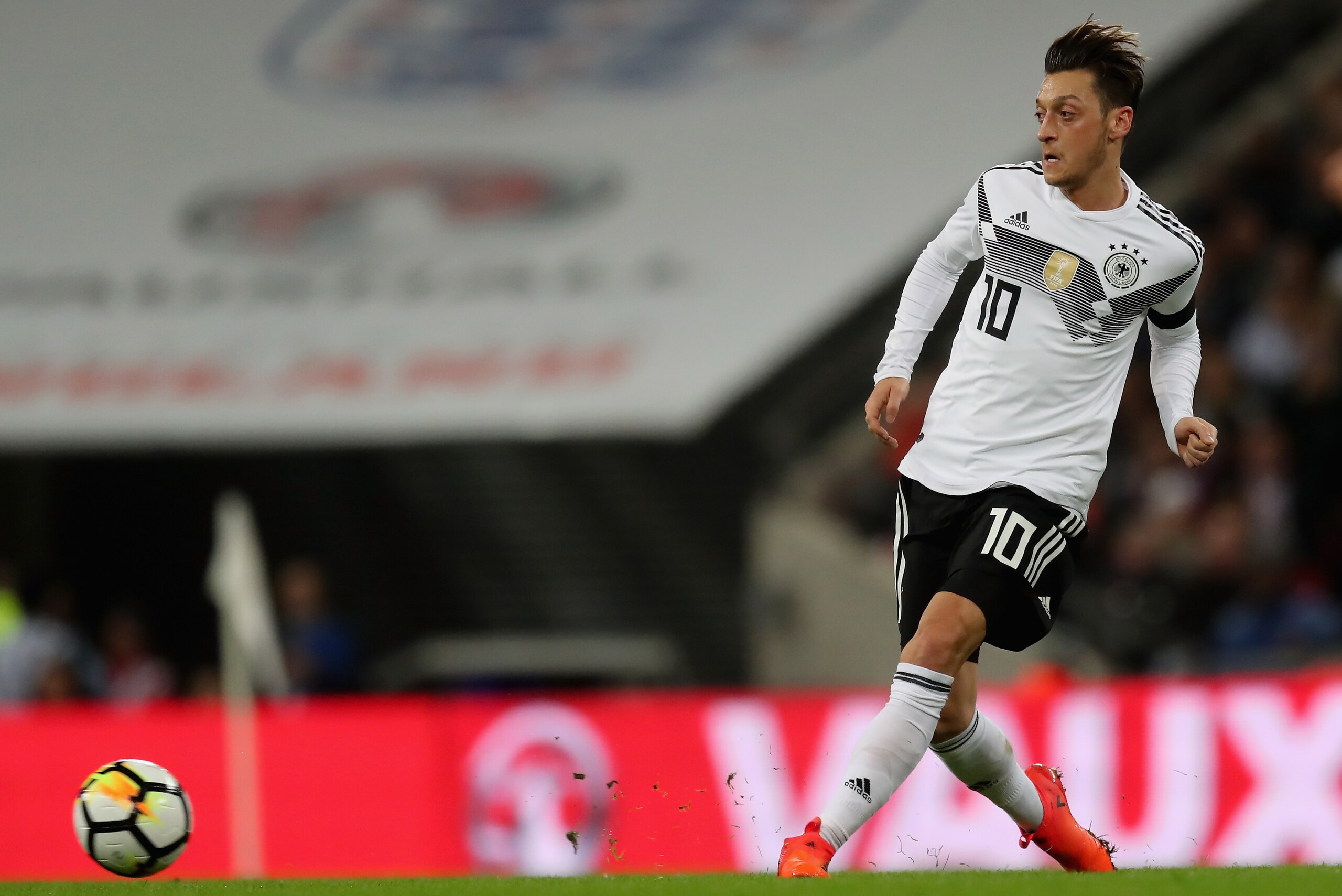 LONDON, ENGLAND - NOVEMBER 10:  Mesut Oezil of Germany runs with the ball during the International friendly match between England and Germany at Wembley Stadium on November 10, 2017 in London, England.  (Photo by Boris Streubel/Getty Images)