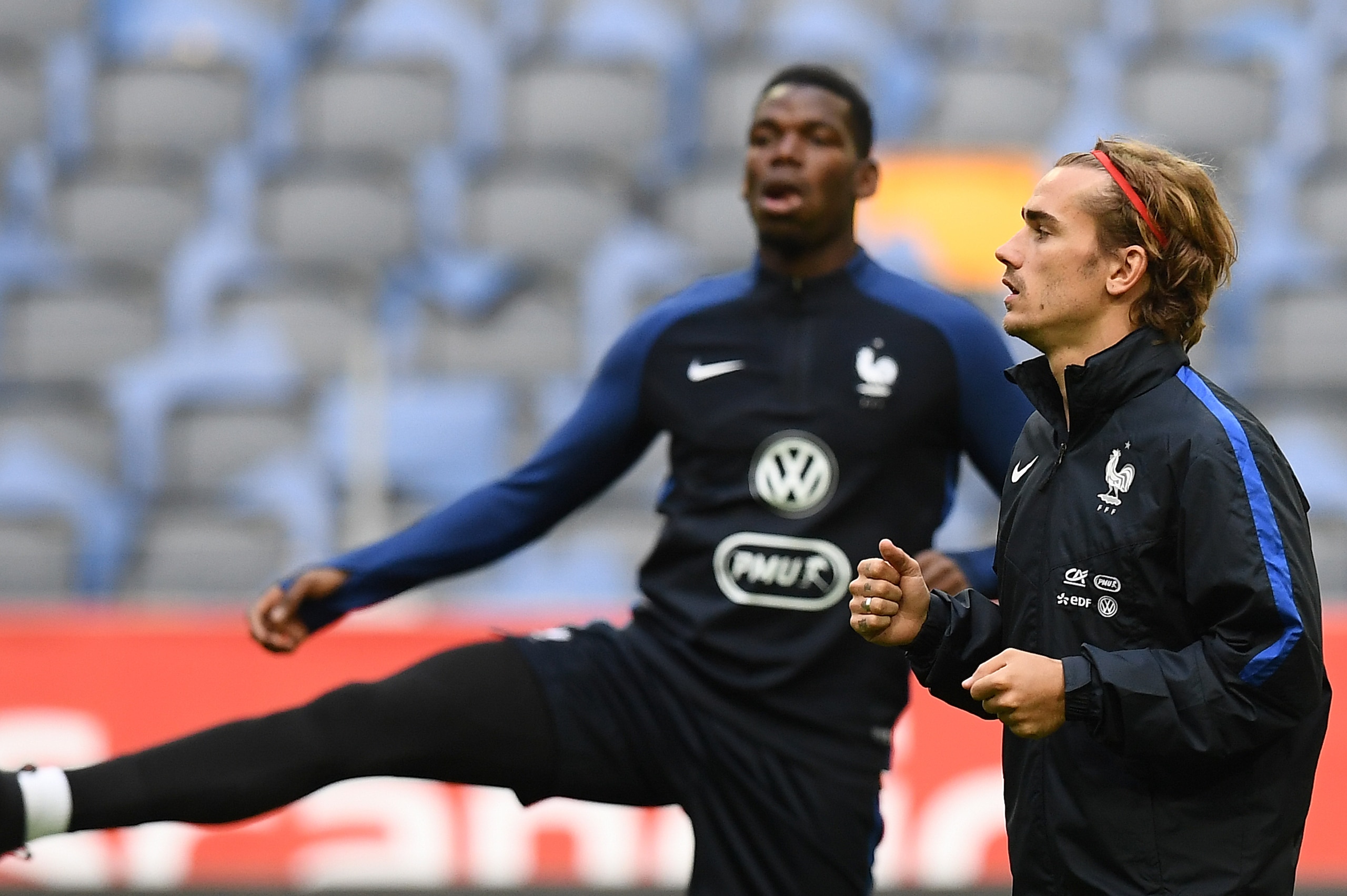 France's forward Antoine Griezmann (R) and France's midfielder Paul Pogba attend in a training session at the Friends Arena in Solna on June 8, 2017, on the eve of the FIFA World Cup 2018 qualifying football match Sweden.   / AFP PHOTO / FRANCK FIFE      