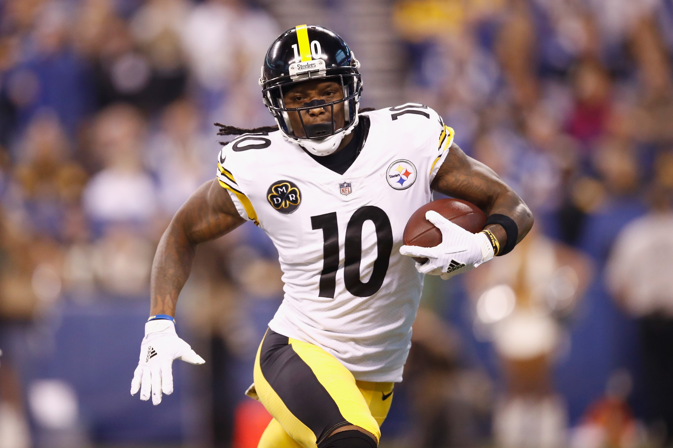 INDIANAPOLIS, IN - NOVEMBER 12:  Martavis Bryant #10 of the Pittsburgh Steelers runs with the ball after a reception against the Indianapolis Colts during the first half at Lucas Oil Stadium on November 12, 2017 in Indianapolis, Indiana.  (Photo by Andy L