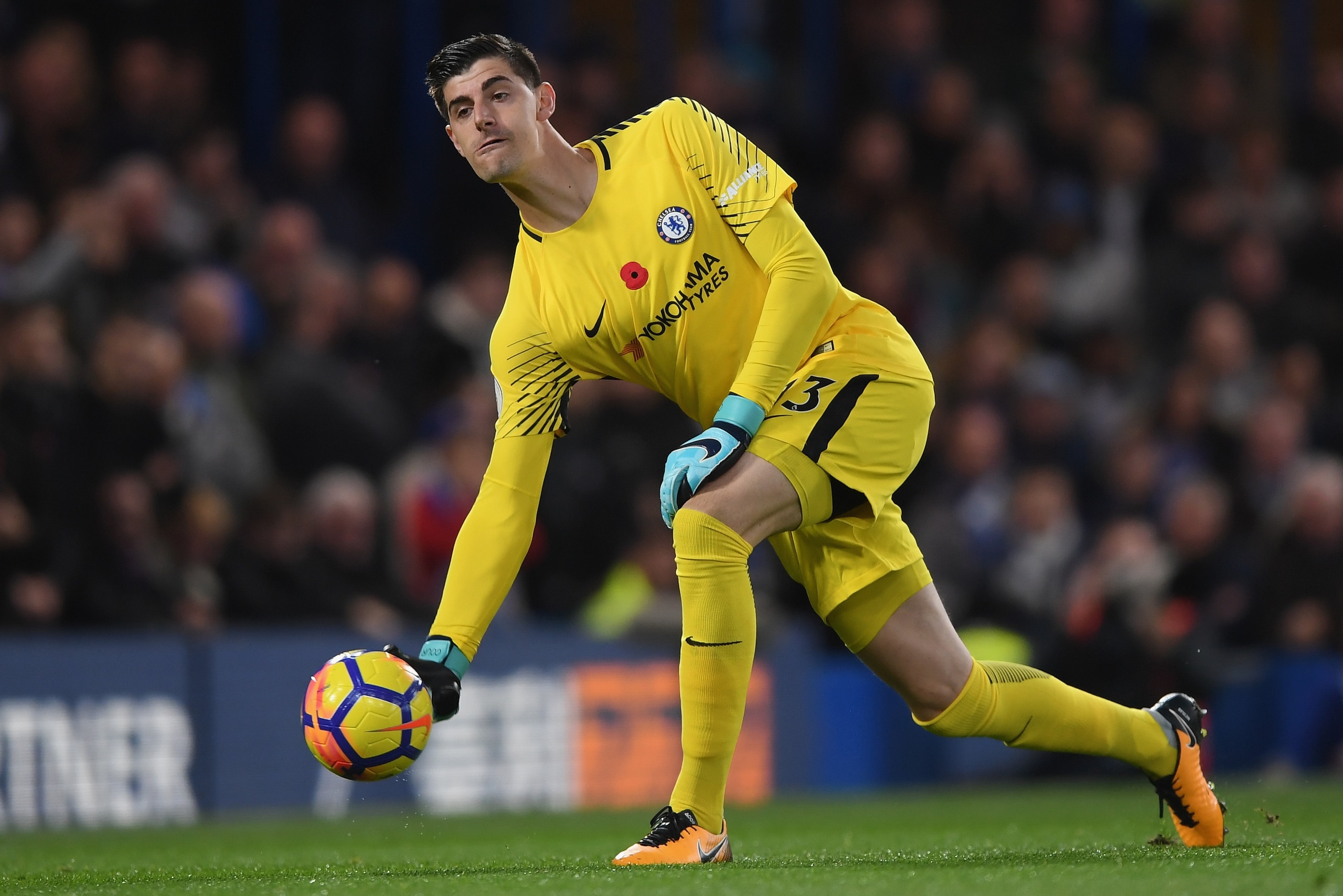 LONDON, ENGLAND - NOVEMBER 05:  Thibaut Courtois of Chelsea rolls the ball out during the Premier League match between Chelsea and Manchester United at Stamford Bridge on November 5, 2017 in London, England.  (Photo by Shaun Botterill/Getty Images)