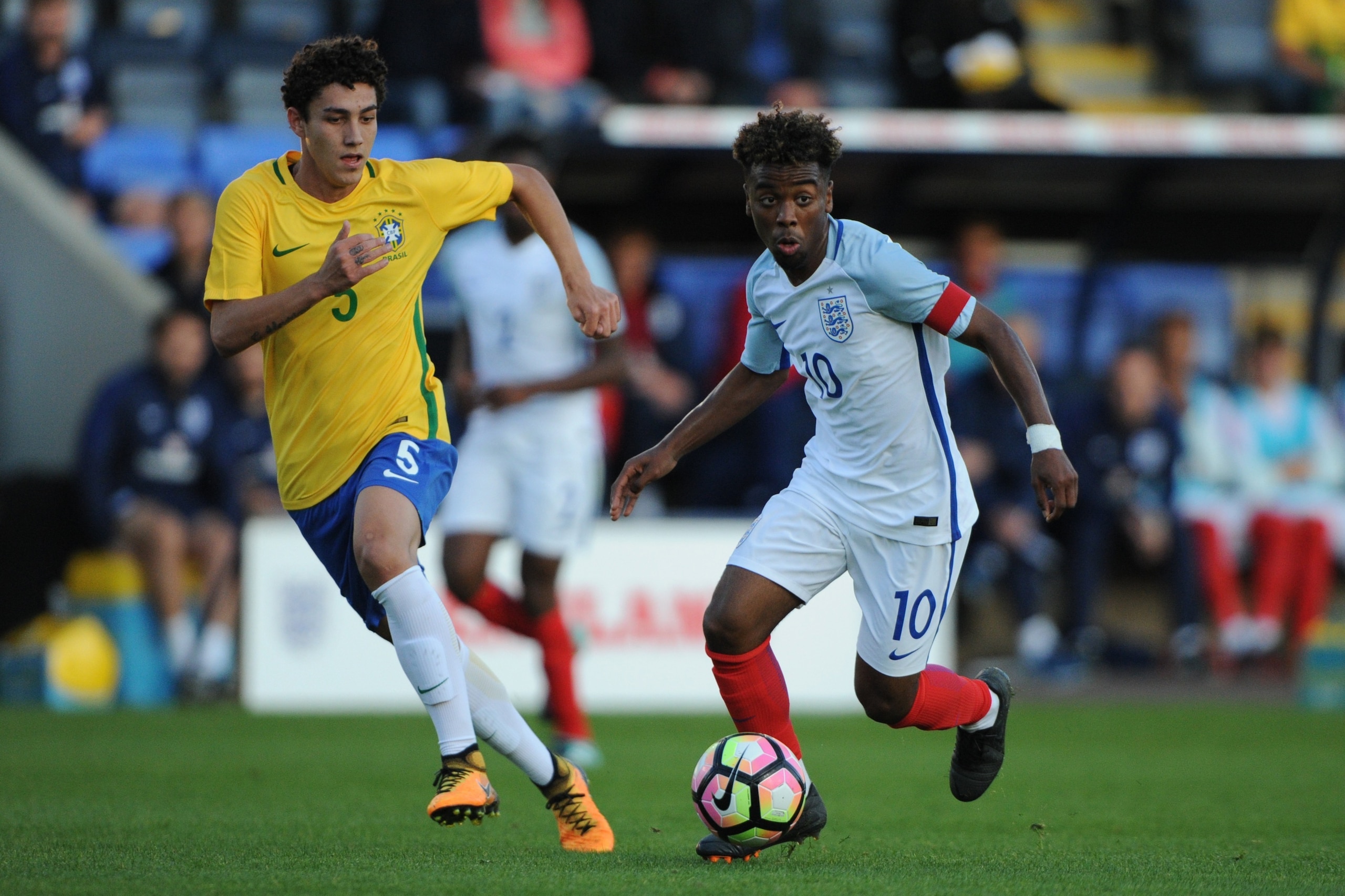 SHREWSBURY, ENGLAND - SEPTEMBER 01: Angel Gomes of England in action during the international friendly match between England U18 and Brazil U18 on September 1, 2017 in Shrewsbury, England. (Photo by Nathan Stirk/Getty Images)