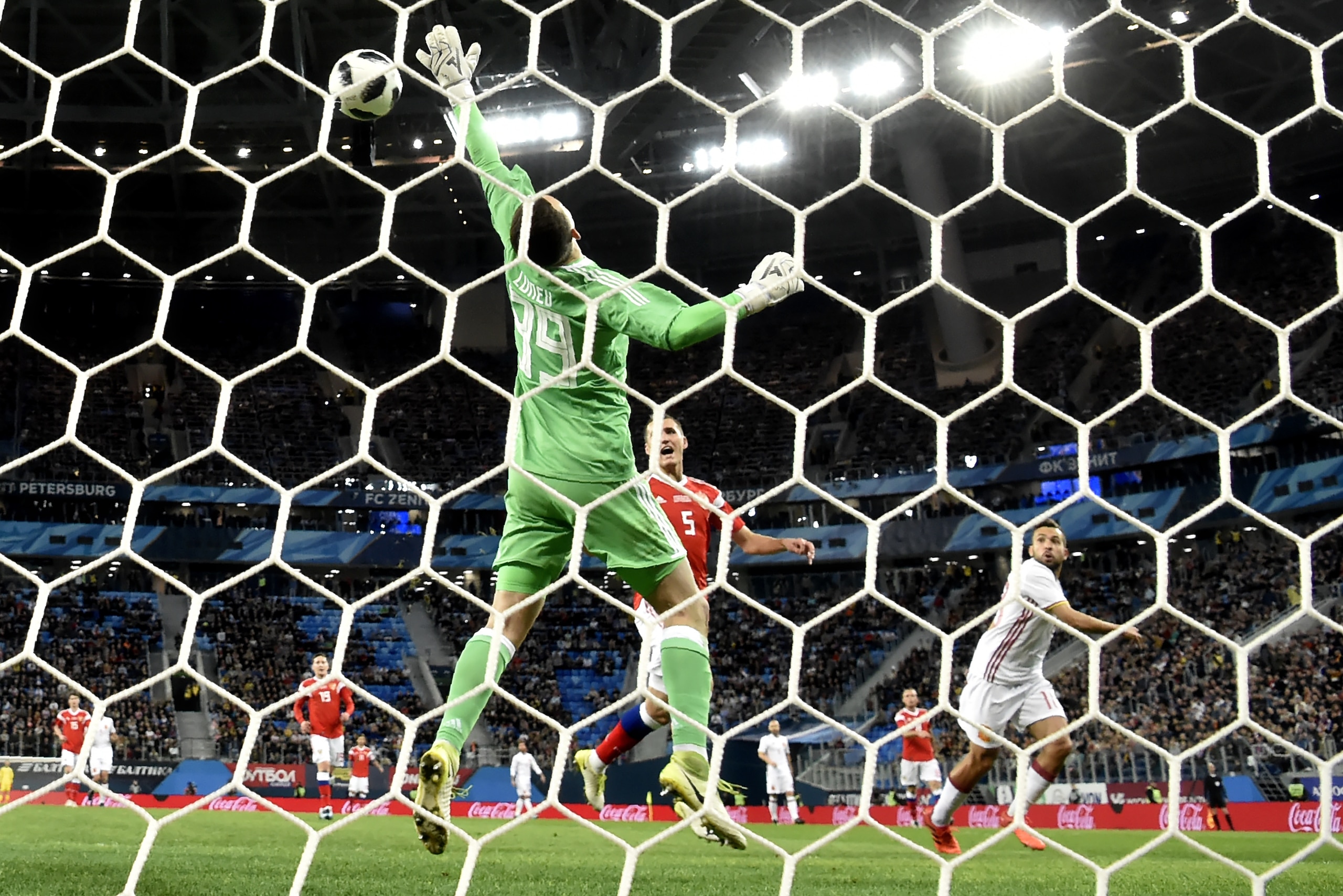 Spain's Jordi Alba (R) scores the opening goal during an international friendly football match between Russia and Spain at the Saint Petersburg Stadium in Saint Petersburg on November 14, 2017. / AFP PHOTO / Kirill KUDRYAVTSEV (Photo credit should Spain's Jordi Alba (R) scores the opening goal during an international friendly football match between Russia and Spain at the Saint Petersburg Stadium in Saint Petersburg on November 14, 2017. / AFP PHOTO / Kirill KUDRYAVTSEV (Photo credit should