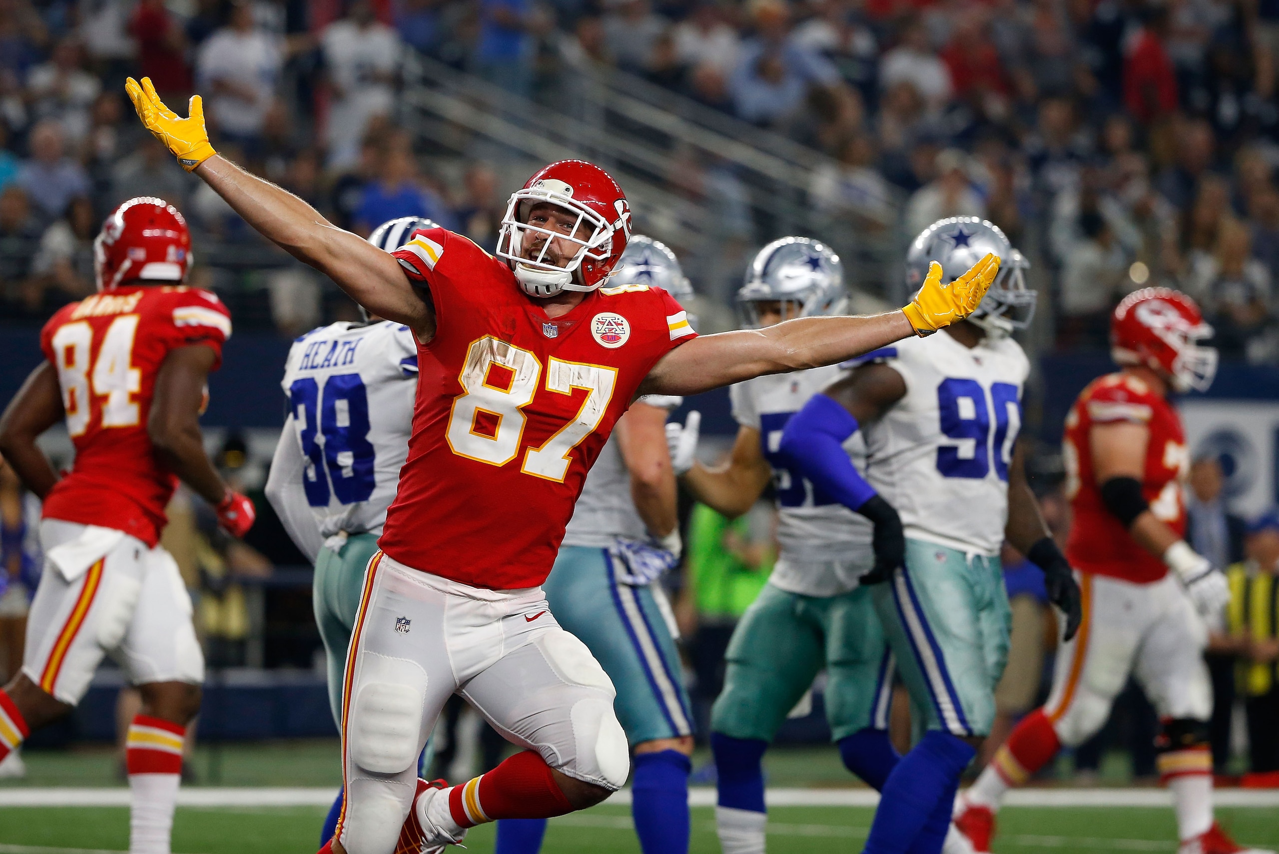 ARLINGTON, TX - NOVEMBER 05:  Travis Kelce #87 of the Kansas City Chiefs celebrates the third quarter touchdown against the Dallas Cowboys in a football game at AT&T Stadium on November 5, 2017 in Arlington, Texas.  (Photo by Ron Jenkins/Getty Images)