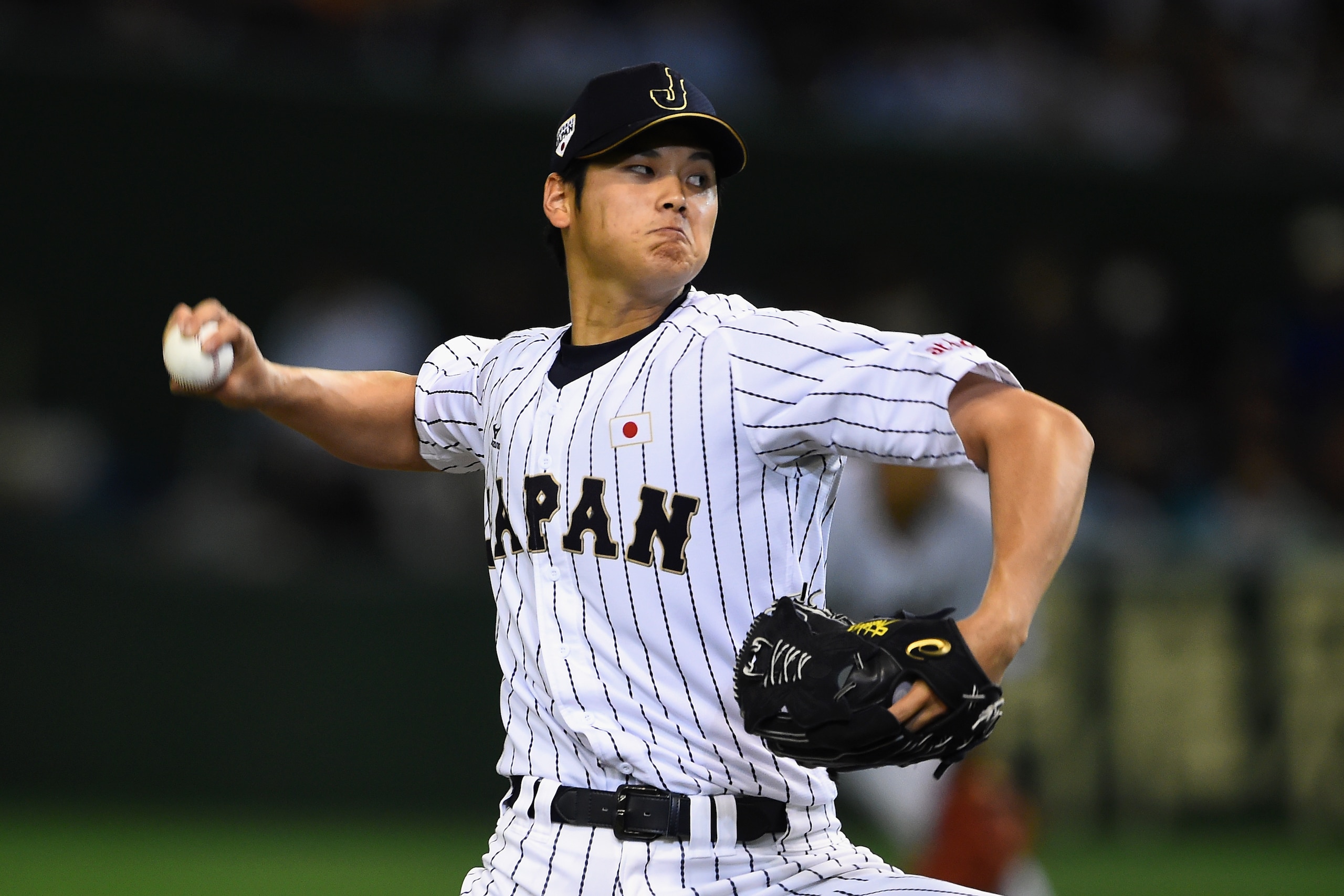 TOKYO, JAPAN - NOVEMBER 19:  Starting pitcher Shohei Otani #16 of Japan throws in the top of fifth inning during the WBSC Premier 12 semi final match between South Korea and Japan at the Tokyo Dome on November 19, 2015 in Tokyo, Japan.  (Photo by Masterpr