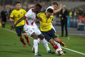 Colombia's Radamel Falcao (R) fights for the ball with Peru's Christian Ramos during their 2018 World Cup qualifier football match in Lima, on October 10, 2017. / AFP PHOTO / Ernesto BENAVIDES        (Photo credit should read ERNESTO BENAVIDES/AFP/Getty I