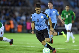 Uruguay's Luis Suarez vies for the ball during their 2018 World Cup football qualifier match in Montevideo, on October 10, 2017. / AFP PHOTO / Pablo PORCIUNCULA        (Photo credit should read PABLO PORCIUNCULA/AFP/Getty Images)