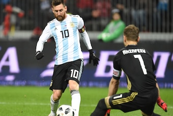MOSCOW, RUSSIA - NOVEMBER 11:  Lionel Messi of Argentina struggles for the ball with Igor Akinfeev of Russia during an international friendly match between Russia and Argentina at Luzhniki Stadium on November 11, 2017 in Moscow, Russia. (Photo by Epsilon/