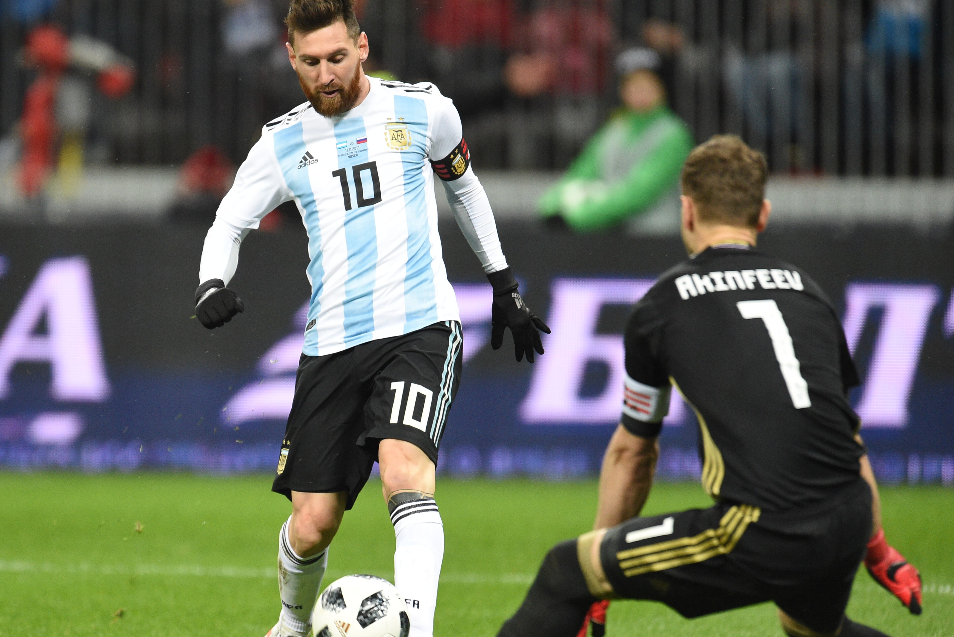 MOSCOW, RUSSIA - NOVEMBER 11:  Lionel Messi of Argentina struggles for the ball with Igor Akinfeev of Russia during an international friendly match between Russia and Argentina at Luzhniki Stadium on November 11, 2017 in Moscow, Russia. (Photo by Epsilon/