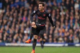 LIVERPOOL, ENGLAND - OCTOBER 22: Mesut Ozil of Arsenal during the Premier League match between Everton and Arsenal at Goodison Park on October 22, 2017 in Liverpool, England. (Photo by Matthew Ashton - AMA/Getty Images)