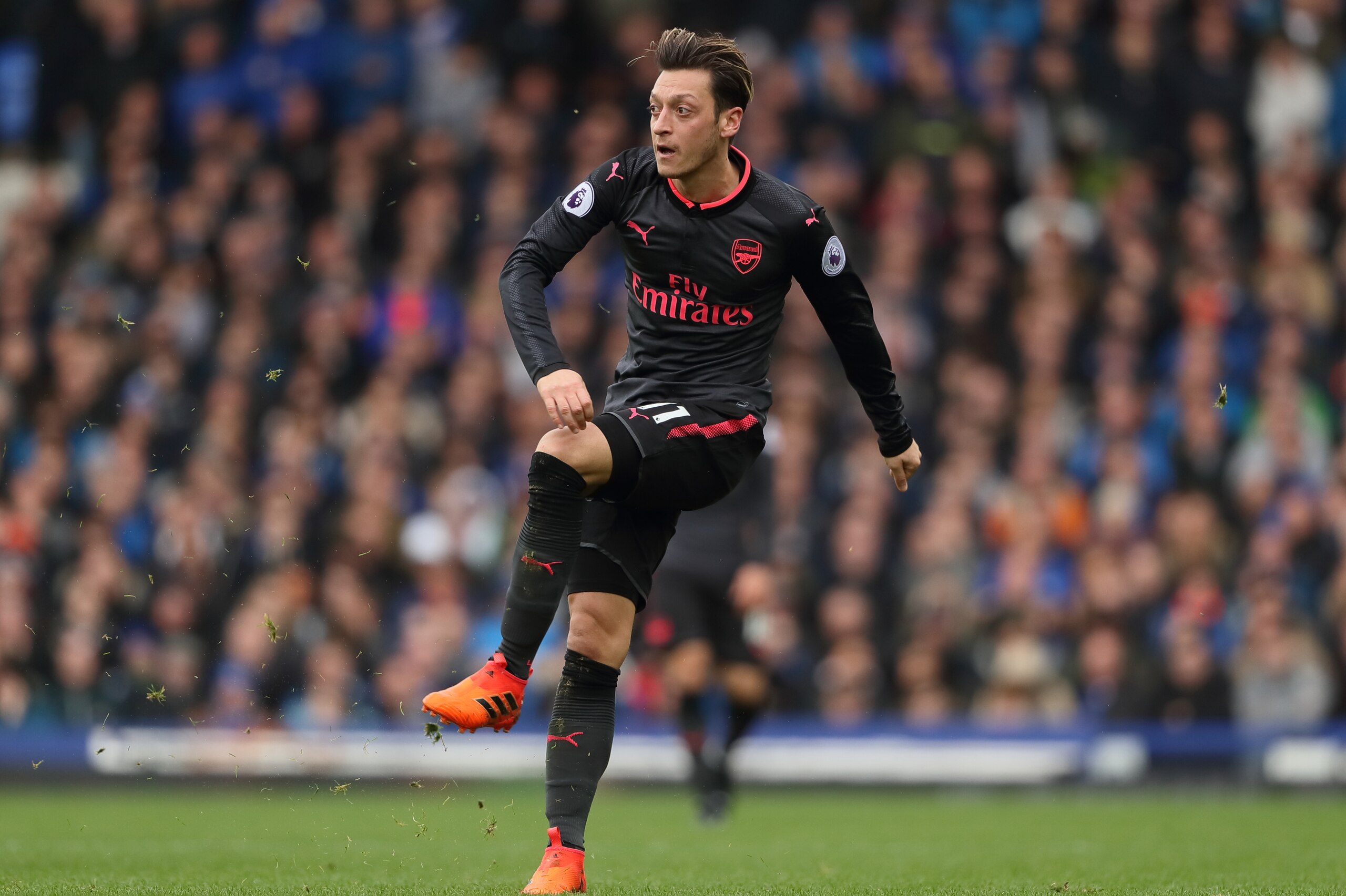 LIVERPOOL, ENGLAND - OCTOBER 22: Mesut Ozil of Arsenal during the Premier League match between Everton and Arsenal at Goodison Park on October 22, 2017 in Liverpool, England. (Photo by Matthew Ashton - AMA/Getty Images)