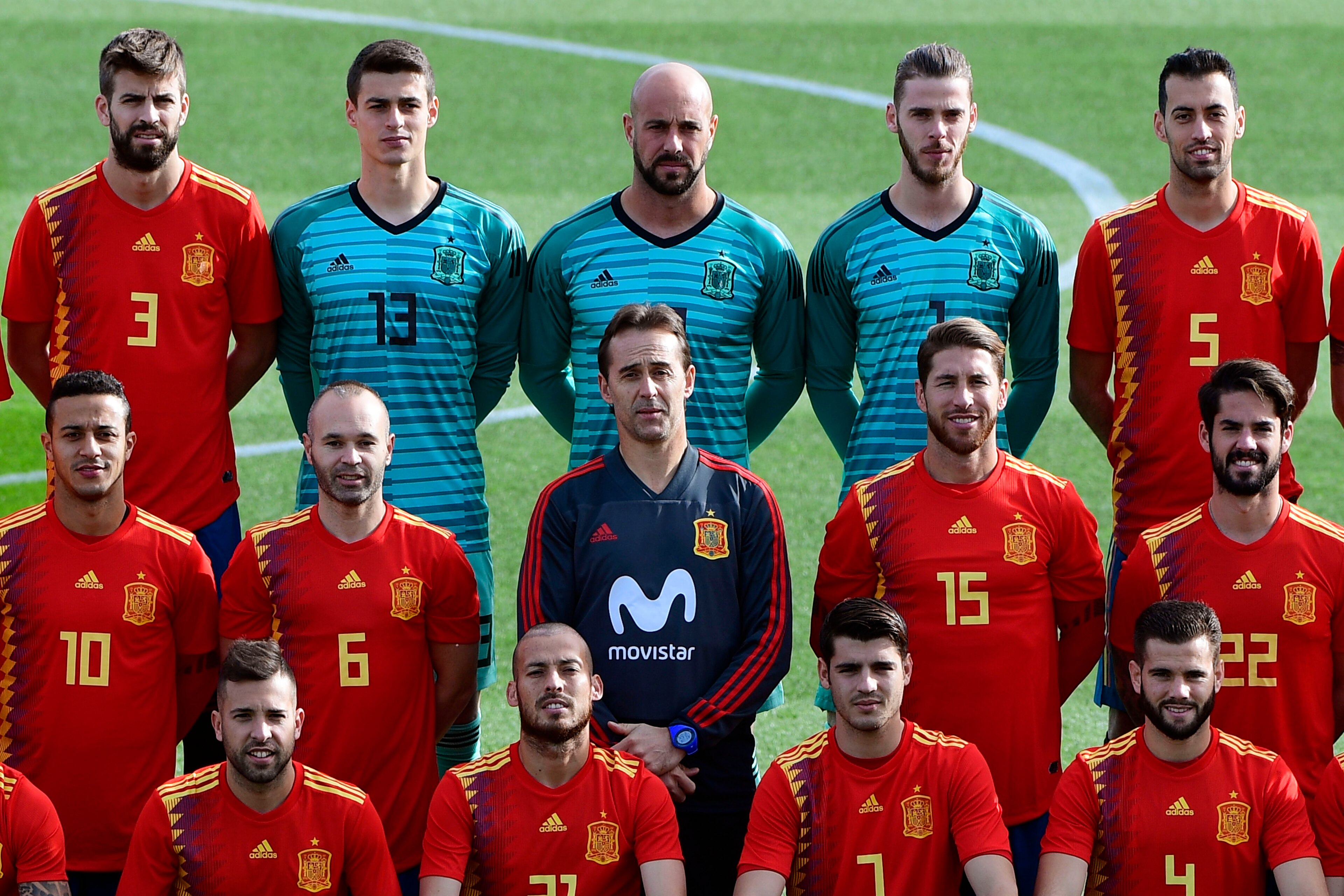 (FromL) Spain's defender Gerard Pique, Spain's goalkeeper Kepa Arrizabalaga, Spain's goalkeeper Pepe Reina, de Spain's goalkeeper David de Gea, Spain's midfielder Sergio Busquets, Spain's midfielder Thiago, Spain's midfielder Andres Iniesta, Spain's coach