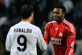 Real Madrid's Portuguese forward Cristiano Ronaldo (L) shakes hands with Olympique de Marseille's goalkeeper Steve Mandand at the end of their UEFA Champions League football match Olympique de Marseille vs Real Madrid, on 08 December, 2009,  at Vélodrome 