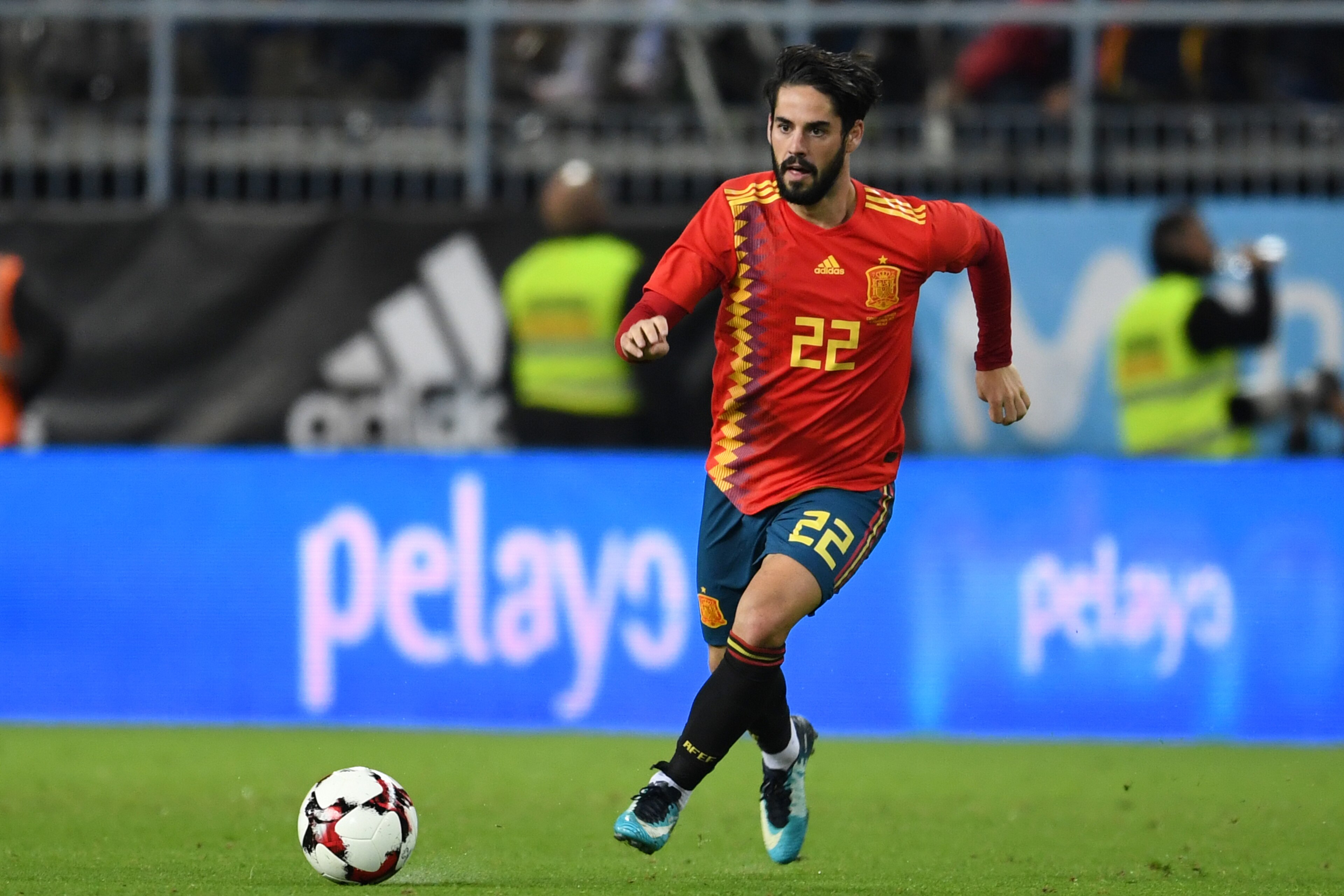 MALAGA, SPAIN - NOVEMBER 11:  Isco Alarcon of Spain in action during the international friendly match between Spain and Costa Rica at La Rosaleda Stadium on November 11, 2017 in Malaga, Spain.  (Photo by Etsuo Hara/Getty Images)