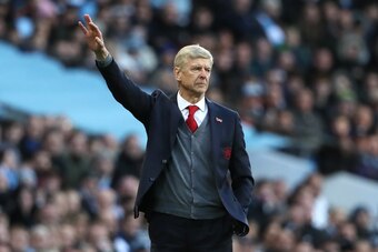 MANCHESTER, ENGLAND - NOVEMBER 05:  Arsenal Manager / Head Coach Arsene Wenger gestures during the Premier League match between Manchester City and Arsenal at Etihad Stadium on November 5, 2017 in Manchester, England.  (Photo by Matthew Ashton - AMA/Getty