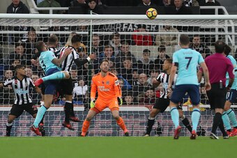 NEWCASTLE UPON TYNE, ENGLAND - NOVEMBER 04: Steve Cook of Bournemouth scores during the Premier League match between Newcastle United and AFC Bournemouth at St. James Park on November 4, 2017 in Newcastle upon Tyne, England. (Photo by Ian MacNicol/Getty I