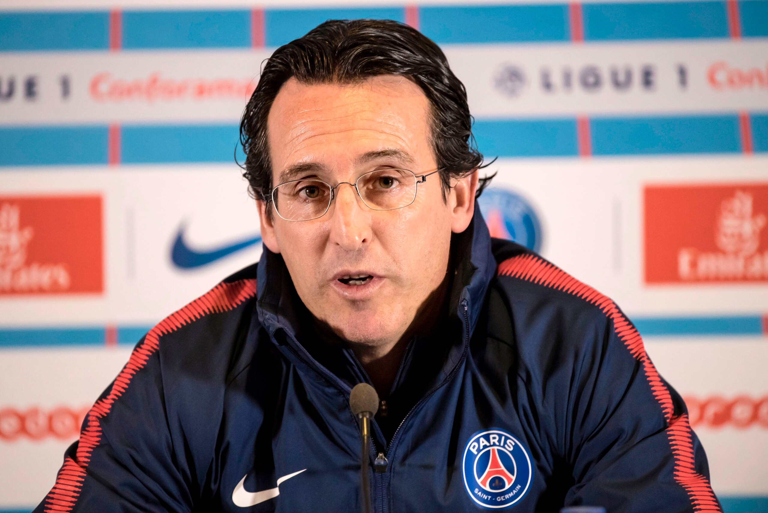 Paris Saint-Germain's Spanish head coach Unai Emery speaks during a press conference of the French L1 football team on November 16, 2017 in Saint-Germain-en-Laye, near Paris. / AFP PHOTO / BERTRAND GUAY        (Photo credit should read BERTRAND GUAY/AFP/G