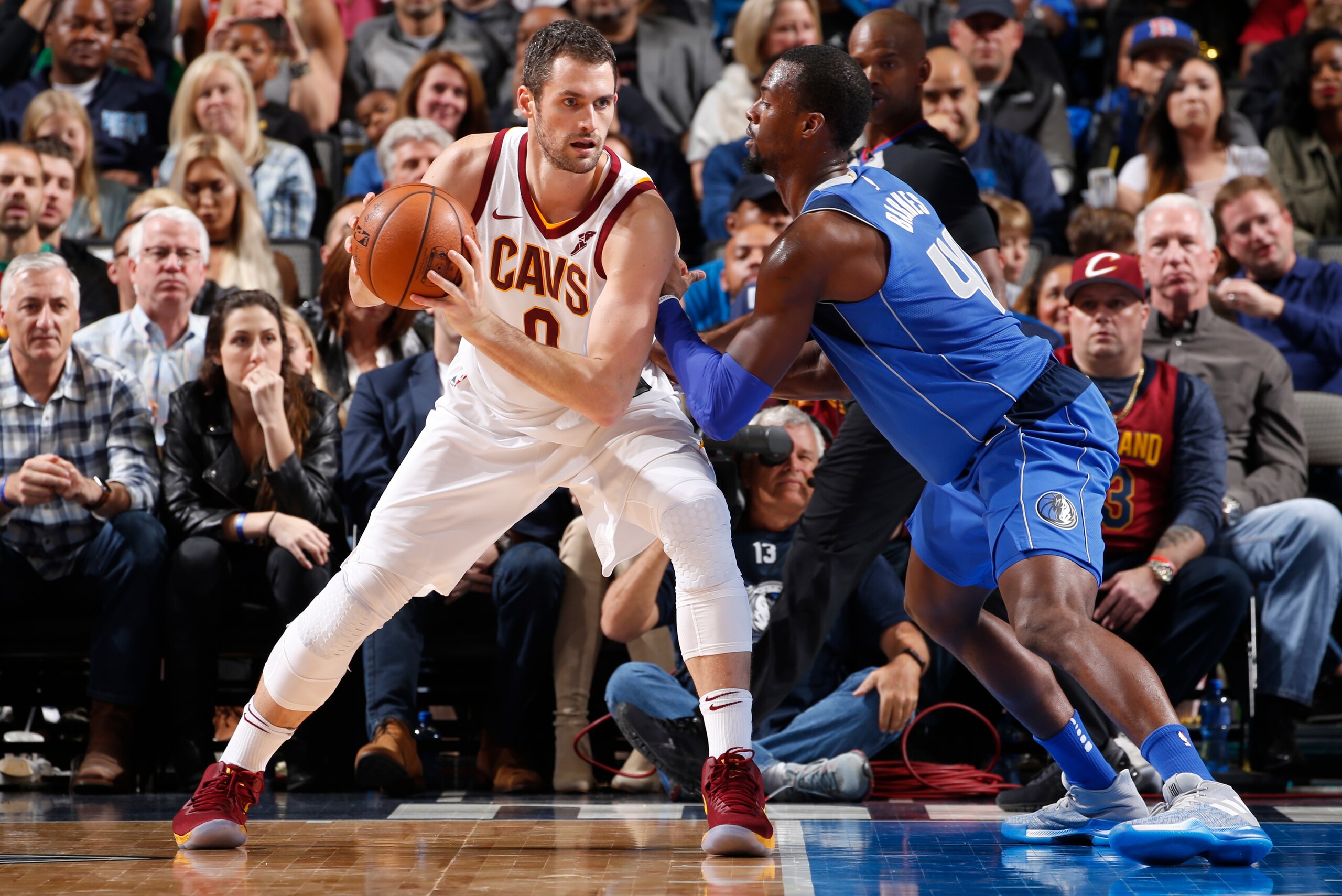DALLAS, TX - NOVEMBER 11:  Kevin Love #0 of the Cleveland Cavaliers handles the ball versus the Dallas Mavericks on Novemeber 11, 2017 at the American Airlines Center in Dallas, Texas. NOTE TO USER: User expressly acknowledges and agrees that, by download